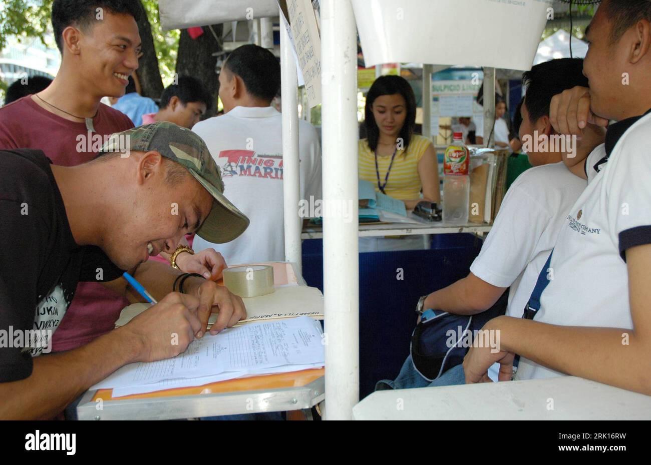 Bildnummer: 52864273 Datum: 16.09.2008 Copyright: imago/Xinhua Besucher einer JobFair für Arbeitsmöglichkeiten Übersee in Manila unterzeichnen die ersten Arbeitsverträge - PUBLICATIONxNOTxINxCHN, Personen; 2008, Manila, Philippinen, Jobbörse, messe, Berufsmesse; , quer, Kbdig, Gruppenbild, Aktion, Gesellschaft, Asien Bildnummer 52864273 Data 16 09 2008 Copyright Imago XINHUA Visitors a for Overseas in Manila firmano i primi contratti di lavoro PUBLICATIONxNOTxINxCHN People 2008 Manila Philippines Job Center Trade Fair Vocational Fair Horizontal Kbdig Group Photo Action Shot Society Asia Foto Stock