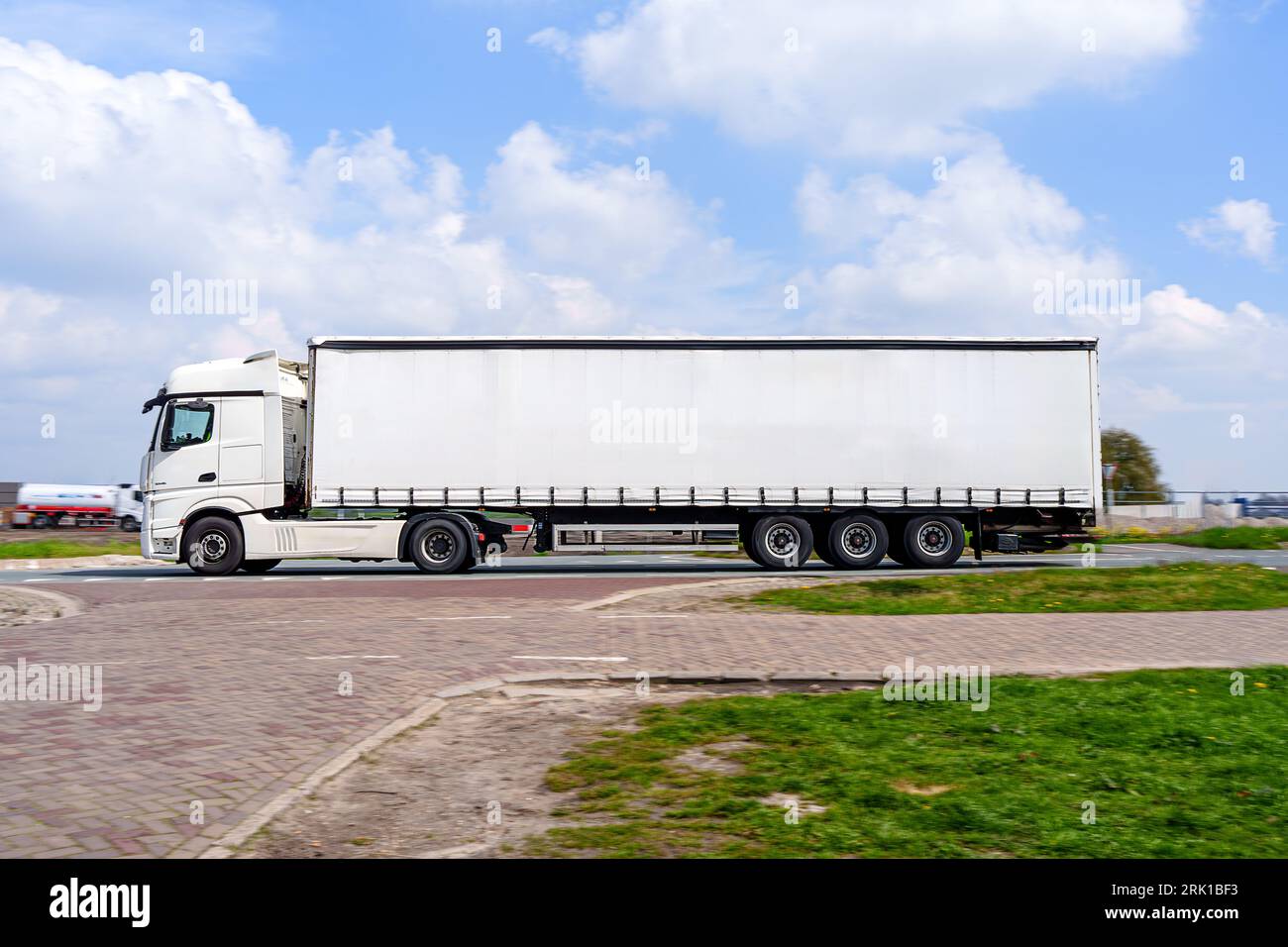 Veicolo grande con semi-rimorchio Mockup. Trasporto su strada pubblica Foto Stock