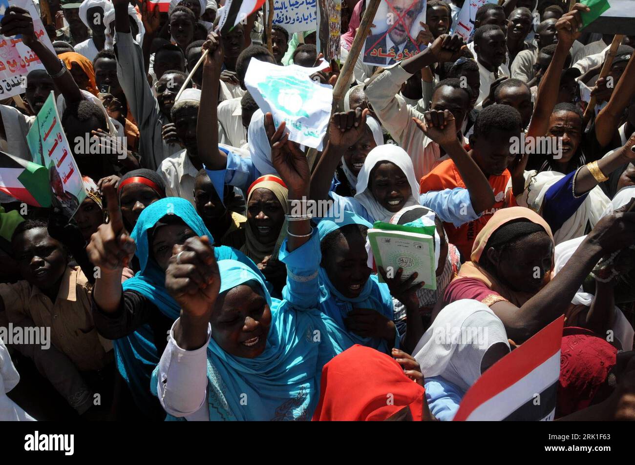 Bildnummer: 52922565 Datum: 08.03.2009 Copyright: imago/Xinhua Anhänger von Präsident Omar al-Bashir bei Seiner Ankunft in Fashir - PUBLICATIONxNOTxINxCHN, Personen; 2009, al-Fashir, Politik, Sudan, Kundgebung; , quer, Kbdig, Gruppenbild, Vogelperspektive, Perspektive, , , Afrika Bildnummer 52922565 Data 08 03 2009 Copyright Imago XINHUA Trailers dal presidente Omar al Bashir al suo arrivo a Fashir PUBLICATIONxNOTxINxCHN persone 2009 al Fashir politica Sudan Rally orizzontale Kbdig Group foto Birds eye view prospettiva Africa Foto Stock