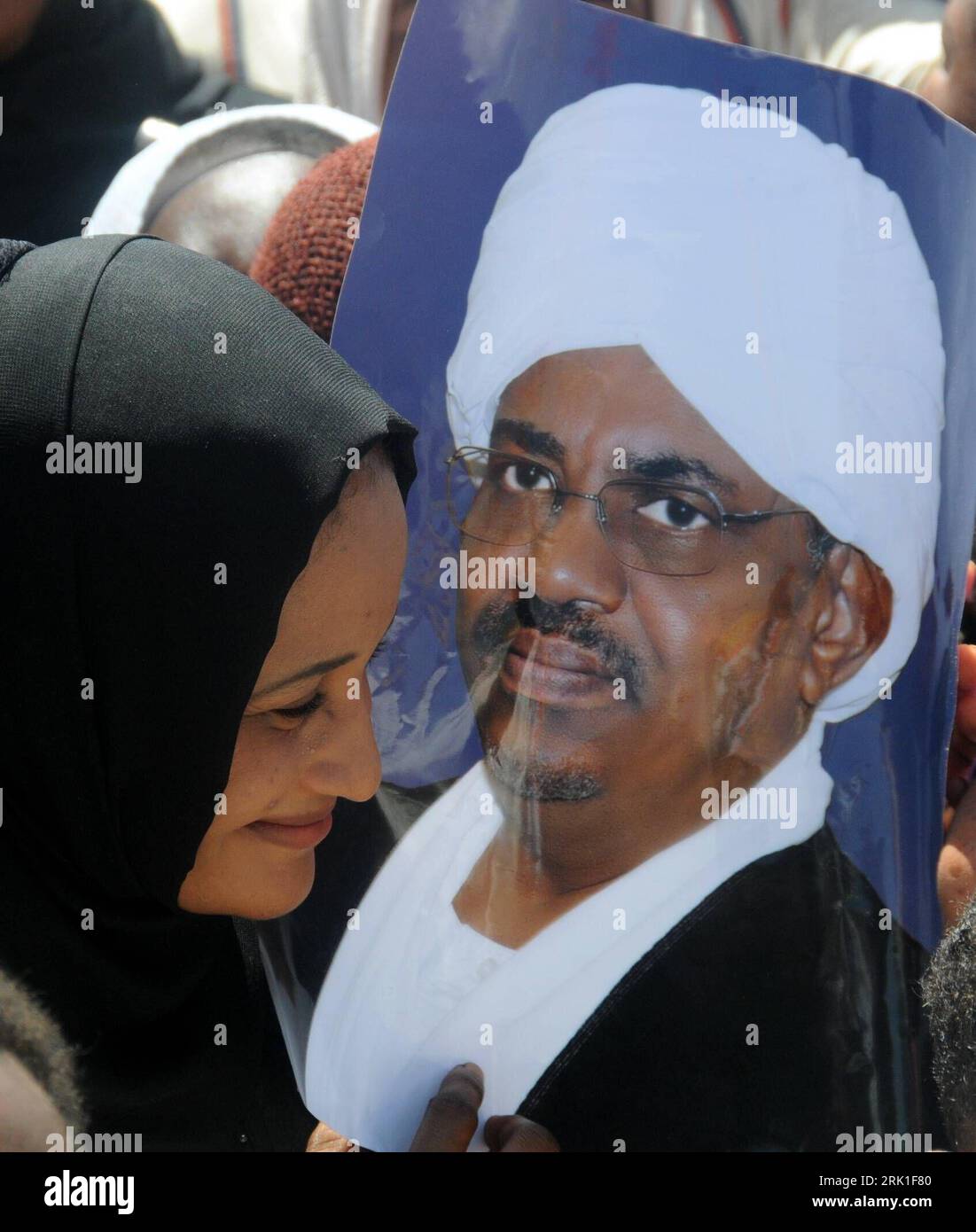 Bildnummer: 52922552 Datum: 08.03.2009 Copyright: imago/Xinhua Frau mit einem Bild von Präsident Omar al-Bashir bei Seiner Ankunft in Fashir - PUBLICATIONxNOTxINxCHN, Personen , Objekte , premiumd; 2009, al-Fashir, Politik; , hoch, Kbdig, Einzelbild, Close, , People Bildnummer 52922552 Date 08 03 2009 Copyright Imago XINHUA donna con una foto del presidente Omar al Bashir al suo arrivo a Fashir PUBLICATIONxNOTxINxCHN People Objects Premiumd 2009 al Fashir Politics vertical Kbdig Single Close Celebrities Foto Stock