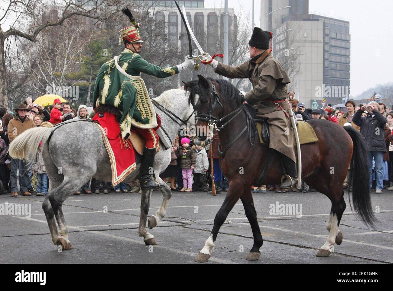 Bildnummer: 52933213 Datum: 15.03.2009 Copyright: imago/Xinhua Kämpfende Soldaten während eines Schauspiels zum Jahrestag der Revolution von 1848 im Kaisertum Österreich in Budapest - Ungarn PUBLICATIONxNOTxINxCHN, Personen , Personen , Tiere , premiumd; 2009, Ungarn, Budapest, Nationalfeiertag, Unabhängigkeitstag, Soldaten, Verkleidung, Kostüm, verkleidet, kostümiert, Mann, Jubiläumsveranstaltungen, Pferd, Kavallerie; , quer, Kbdig, Gruppenbild, Gesellschaft, Europa Bildnummer 52933213 Data 15 03 2009 Copyright Imago XINHUA Fighting Soldiers during a Review game to Anniversary the Rev Foto Stock