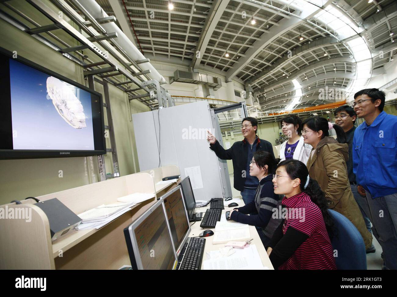 Bildnummer: 52933304 Datum: 16.03.2009 Copyright: imago/Xinhua Angestellte in der Shanghai Synchrotron Radiation Facility (Teilchenbeschleuniger) a Shanghai PUBLICATIONxNOTxINxCHN, Gebäude, innen, Innenansicht , Personen; 2009, Cina, Synchrotron, Mann, Techniker, Überwachung, Arbeiter; , quer, Kbdig, Gruppenbild, Arbeitswelten, Gesellschaft, , Asien Bildnummer 52933304 Data 16 03 2009 Copyright Imago XINHUA impiegati nell'impianto di irraggiamento di Shanghai Synchrotron acceleratori di particelle a Shanghai PUBLICATIONxNOTxINxCHN Building Indoor View persone 2009 China Synchrotron ma Foto Stock