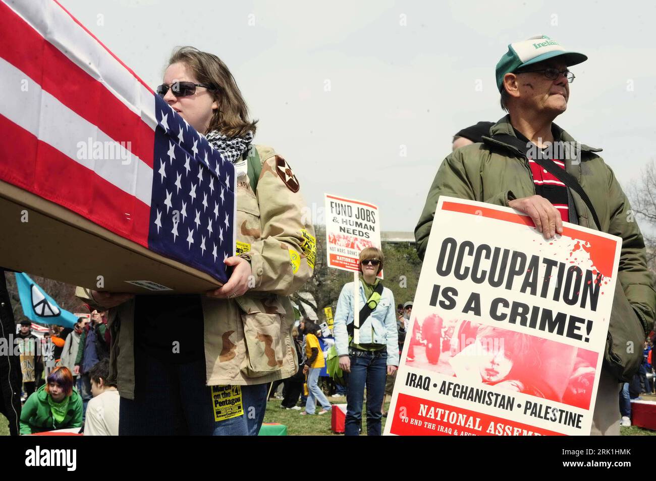 Bildnummer: 52941903 Datum: 21.03.2009 Copyright: imago/Xinhua Occupation is a Crime - Teilnehmer einer Anti-Kriegs-Demonstration in Washington D.C. protestieren gegen den anhaltenden Einsatz von U.S.-Streitkräften in Afghanistan, dem Irak und gegen die Nahost-Politik der Regierung Obama - PUBLICATIONXNOTxINCHN, Personen, 2009, Washington, DC; USA, Politik, Demo, Demonstrant, Proteste, Protestaktion, Friedensdemo, Friedensaktivist, Afghistaneinsatz, trasparente, Sarg, Nationalflagge, premiumd; , quer, Kbdig, Gruppenbild, Aktion, Gesellschaft, Nordamerika Bildnummer 52941903 da Foto Stock