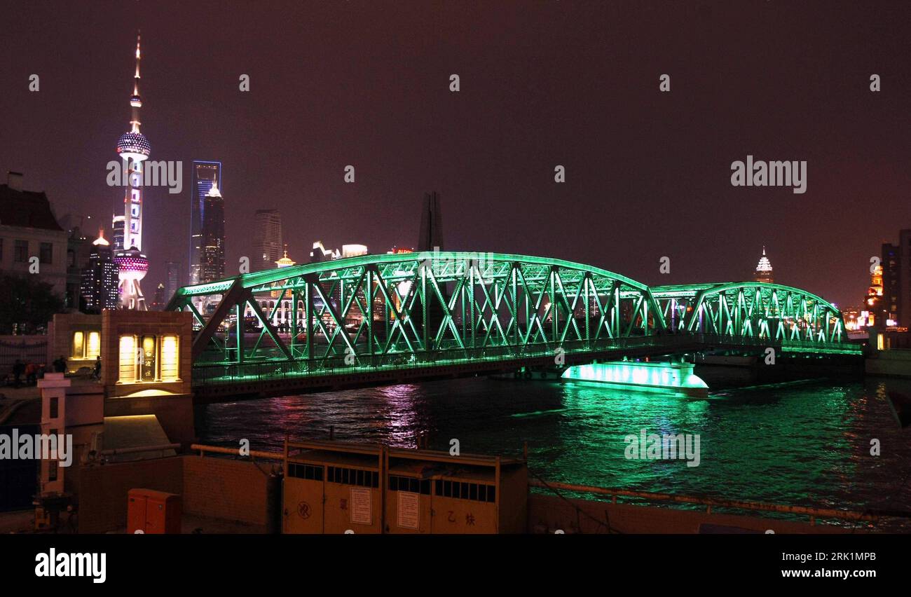 Bildnummer: 52959099 Datum: 02.04.2009 Copyright: imago/Xinhua Illuminierte Waibaidu Brücke - Proben für die Eröffnung am 10. Aprile a Shanghai PUBLICATIONxNOTxINxCHN, Gebäude, außen Außenansicht , Landschaft; 2009, Shanghai , Cina , nachts , Restlichtaufnahme , illuminazione; , quer, Kbdig, totale, Brücken, , Asien, Illumination Bildnummer 52959099 Data 02 04 2009 Copyright Imago XINHUA Illuminierte Waibaidu Bridge Samples for the opening at 10 April in Shanghai PUBLICATIONxNOTxINxCHN Building Exterior view Landscape 2009 Shanghai Cina at night Residual Light recording Foto Stock