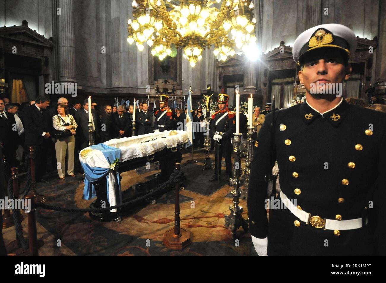 Bildnummer: 52959109 Datum: 02.04.2009 Copyright: imago/Xinhua Trauernde erweisen vor dem aufgebahrten Sarg Raul Alfonsin (Argentinien/ehemaliger Präsident) die letzte Ehre in Buenos Aires PUBLICATIONxNOTxINxCHN, Personen; 2009, Buenos Aires, Politik, Beisetzung , highlight; , quer, Kbdig, totale, , People Bildnummer 52959109 Data 02 04 2009 Copyright Imago XINHUA lutto dimostrare davanti all'aufgebahrten Coffin Raul Alfonsin Argentina ex presidente l'ultimo onore a Buenos Aires PUBLICATIONxNOTxINxCHN persone 2009 Buenos Aires politica sepoltura highlight orizzontale Kbdig Long shot Celebr Foto Stock