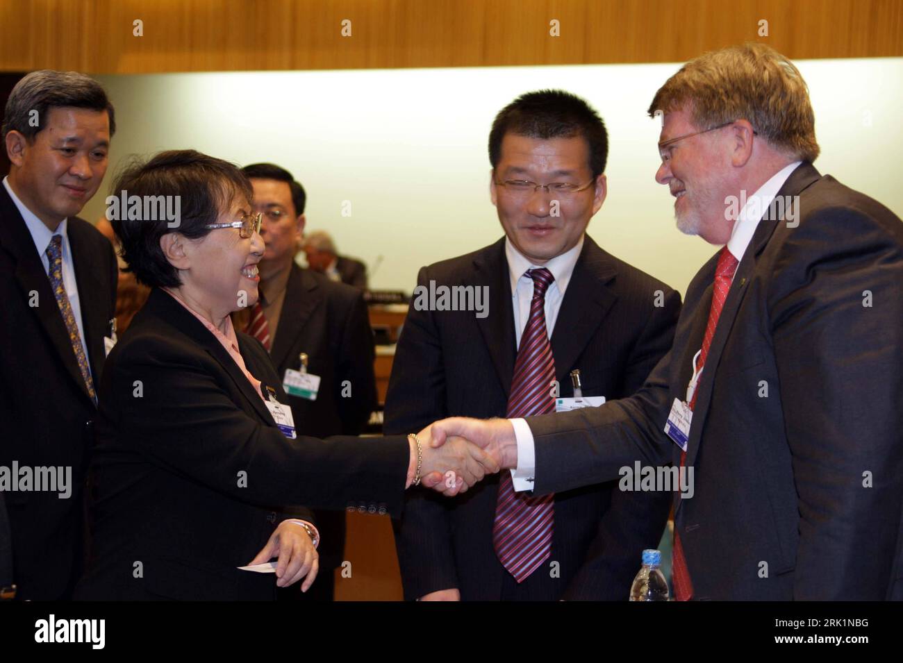 Bildnummer: 52963325 Datum: 06.04.2009 Copyright: imago/Xinhua Uyunqimg (li., China/Vizevorsitzende NKV) und Harry Jenkins (Australien/Sprecher Repräsentantenhaus) während der 120. Sitzung der Interparlamentarischen Union IPU in Addis Abeba - PUBLICATIONxNOTxINxCHN, Personen , Optimistisch; premiumd, 2009, Addis Abeba, Politik, Interparlamentarische, Unione interparlamentare, Konferenz, Pressetermin, stringere la mano, stringere la mano; , quer, Kbdig, Gruppenbild, Randbild, People, Afrika Bildnummer 52963325 Data 06 04 2009 Copyright Imago XINHUA Uyunqimg Left China Vice-Chairman NAB e Harry Jenki Foto Stock