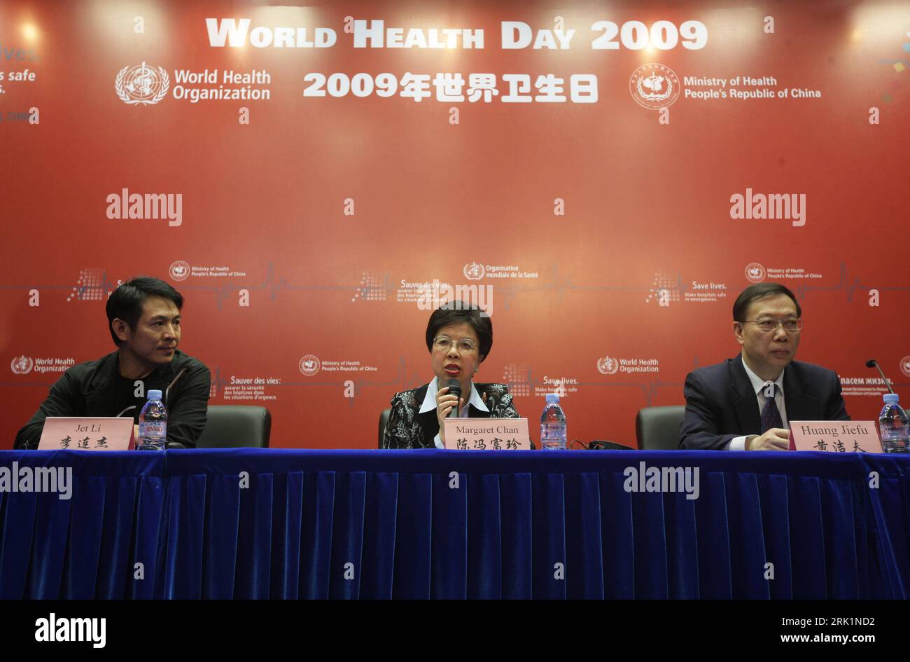 Bildnummer: 52964138 Datum: 07.04.2009 Copyright: imago/Xinhua V.l.n.r. Schauspieler li Lianjie, Margaret Chan (Generaldirektorin Weltgesundheitsorganization) und stellvertretender Gesundheitsminister Huang Jiefu (Cina) anlässlich einer Pressekonferenz am Weltgesundheitstag a Pechino - PUICATIONCHN, 2009; Politik, WHO, Film, Jet li, Pressekonferenz, Pressetermin , giornata Mondiale della Sanità, Schriftzug; , quer, Kbdig, Gruppenbild, Randbild, People Bildnummer 52964138 Data 07 04 2009 Copyright Imago XINHUA V l n r attore a sinistra Lianjie Margaret Chan Direttore generale Foto Stock