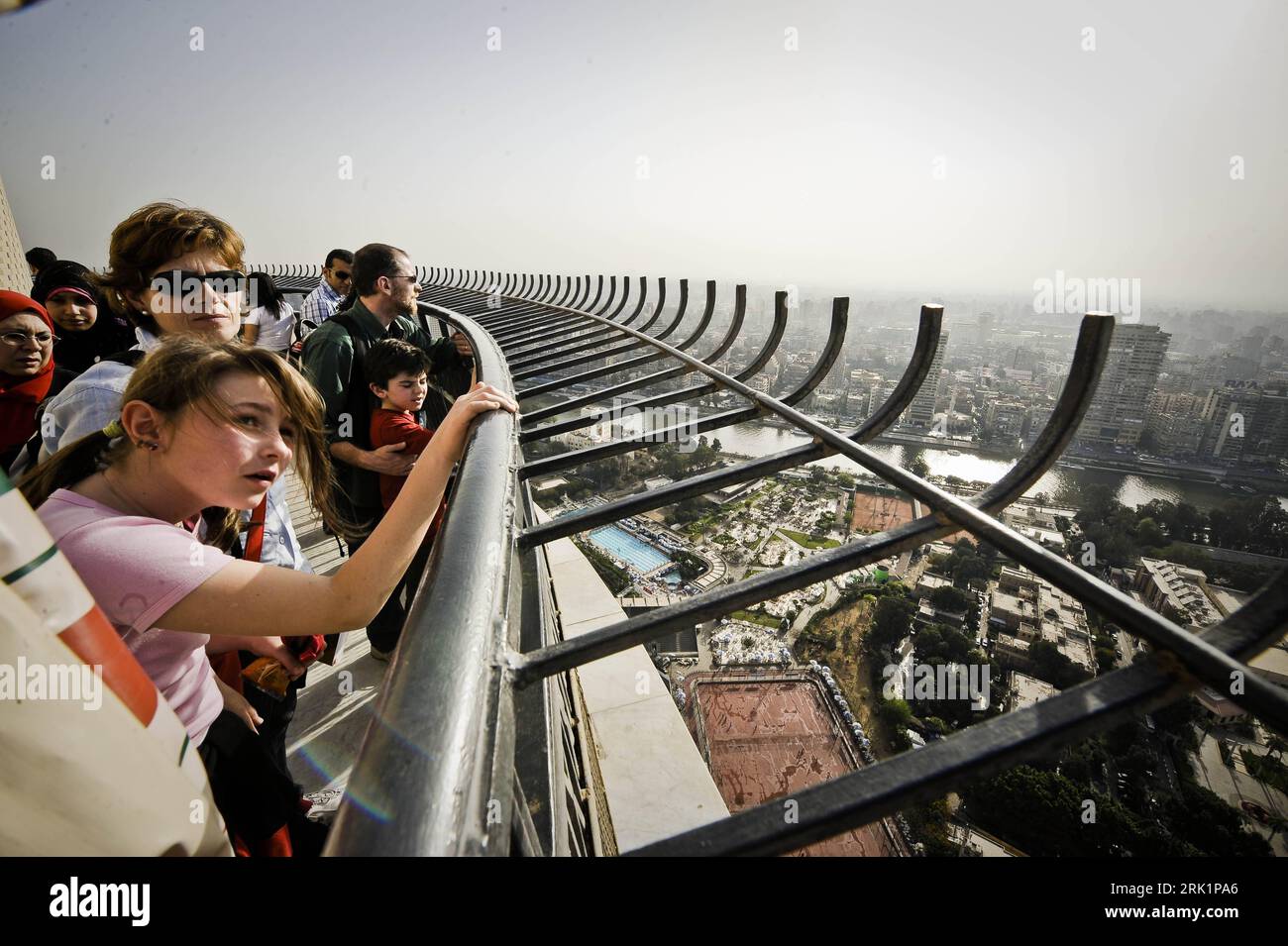 Bildnummer: 52969917 Datum: 11.04.2009 Copyright: imago/Xinhua Tower Wiedereröffnung Besucher auf dem Cairo Tower anlässlich Seiner Wiedereröffnung in Kairo - PUBLICATIONxNOTxINxCHN , Personen; 2009, premiumd, Ägypten, , quer, Kbdig, Gruppenbild, , Afrika Bildnummer 52969917 Data 11 04 2009 Copyright Imago XINHUA Tower riapertura visitatori sulla Torre del Cairo durante la sua riapertura al Cairo PUBLICATIONxNOTxINxCHN persone 2009 premiumd Egitto orizzontale Kbdig Group foto Africa Foto Stock