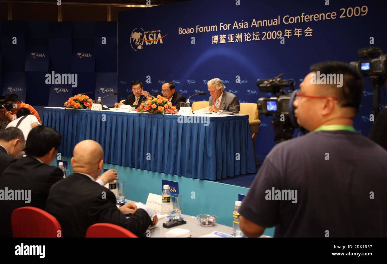 Bildnummer: 52974741 Datum: 16.04.2009 Copyright: imago/Xinhua Long Yongtu (China/Generalsekretär BFA), Fidel Valdez Ramos (Mitte, Philippinen/Chairman of Directors der BFA) und Bob Hawke (re., Australien) auf dem Boao Forum for Asia (BFA) a Boao - PUBLICATIONxNOTxCHN , Personen; 2009, Boao, Politik, Cina,; , quer, Kbdig, Gruppenbild, Randbild, People Bildnummer 52974741 Data 16 04 2009 Copyright Imago XINHUA Long Yongtu Segretario generale della Cina BfA Fidel Valdez Ramos Center Filippine Presidente del Consiglio di Amministrazione della BfA e Bob Hawke Right Australia sul Boao Forum Foto Stock