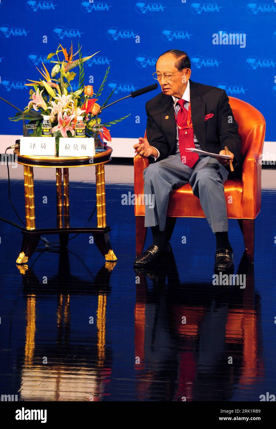 Bildnummer: 52975711 Datum: 17.04.2009 Copyright: imago/Xinhua Fidel Valdez Ramos (Vorsitzender Board of Directors BFA) während einer Pressekonferenz zur Boao Forum for Asia (BFA) Annual Conference 2009 in Boao - PUBLICATIONxNOTxINxCHN, Personen; 2009, Boao, Wirtschaft, Pressekonferenz, Pressetermin; , hoch, Kbdig, Einzelbild, Randbild, People Bildnummer 52975711 Date 17 04 2009 Copyright Imago XINHUA Fidel Valdez Ramos Chairman Board of Directors BfA during a Press conference to Boao Forum for Asia BfA Annual Conference 2009 in Boao PUBLICATIONxNOTxINxCHN People 2009 Boao Economy Press c Foto Stock
