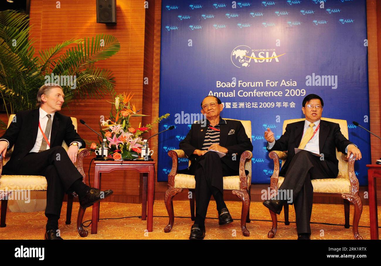 Bildnummer: 52978922 Datum: 19.04.2009 Copyright: imago/Xinhua Fidel Valdez Ramos (Mitte, Vorsitzender Consiglio di amministrazione BFA) und Long Yongtu (re., Generalsekretär BFA) während der - Boao Forum for Asia (BFA) Annual Conference - in Boao PUBLICATIONxNOTxINxCHN, Personen; 2009, Boao, Wirtschaft, Konferenzen, Politik; , quer, Kbdig, Gruppenbild, Randbild, People Bildnummer 52978922 Data 19 04 2009 Copyright Imago XINHUA Fidel Valdez Ramos Center Chairman Board of Directors BfA e Long Yongtu Right Secretary-General BfA durante il Boao Forum for Asia BfA Annual Conference a Boao PUBLICATIO Foto Stock
