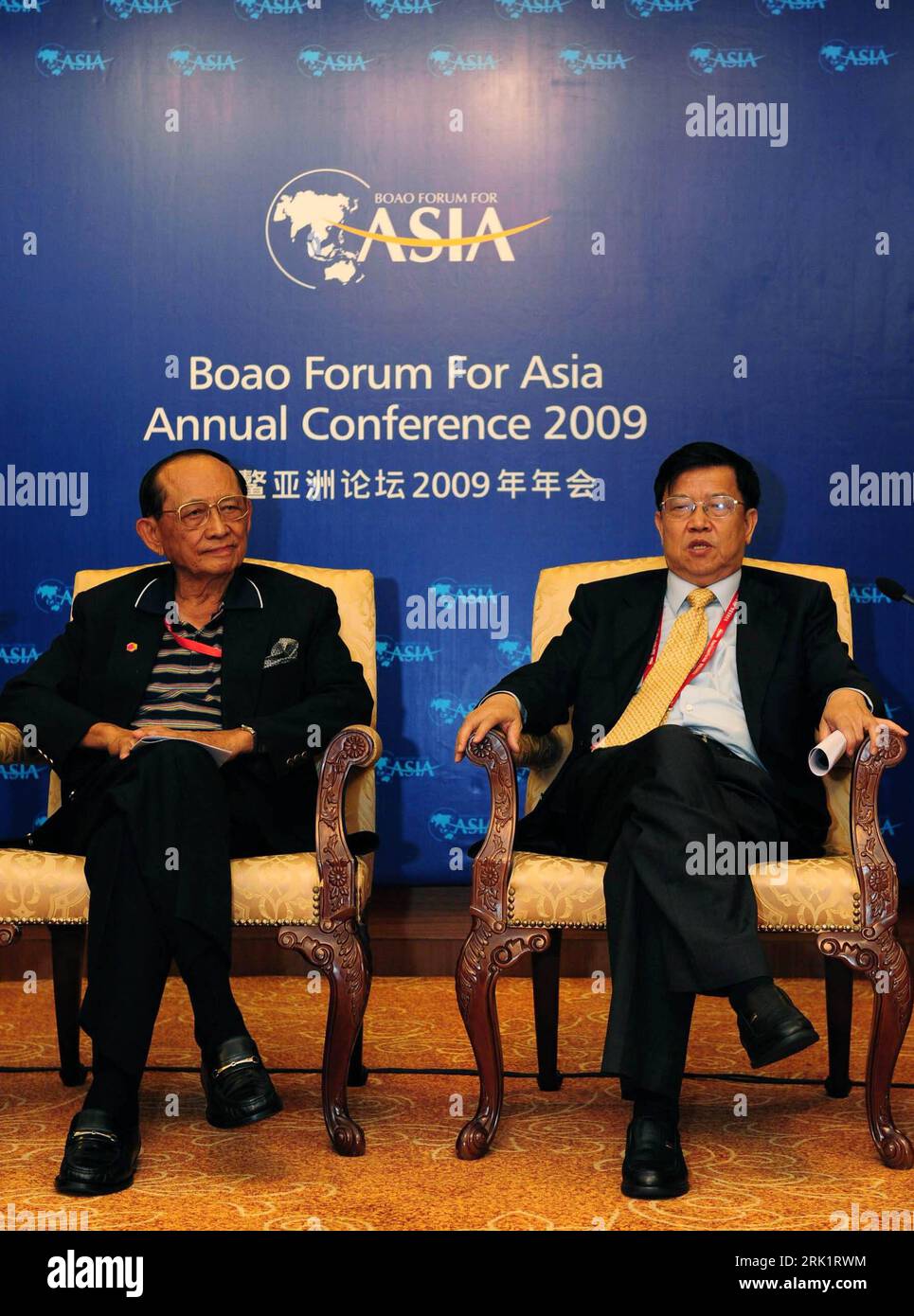 Bildnummer: 52978917 Datum: 19.04.2009 Copyright: imago/Xinhua Fidel Valdez Ramos (li., Vorsitzender Consiglio di amministrazione BFA) und Long Yongtu (Generalsekretär BFA) während der - Boao Forum for Asia (BFA) Annual Conference - in Boao PUBLICATIONxNOTxINxCHN, Personen; 2009, Boao, Wirtschaft, Konferenzen, Politik; , hoch, Kbdig, Gruppenbild, Randbild, People Bildnummer 52978917 Data 19 04 2009 Copyright Imago XINHUA Fidel Valdez Ramos Left Chairman Board of Directors BfA e Long Yongtu Segretario generale BfA durante la Conferenza annuale di Boao Forum for Asia BfA a Boao PUBLICATIONxNOTxINxCHN PE Foto Stock