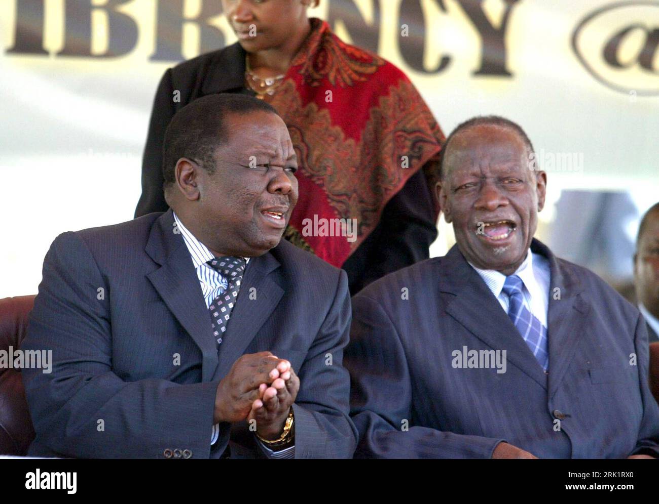 Bildnummer: 52978936 Datum: 18.04.2009 Copyright: imago/Xinhua Premierminister Morgan Tsvangirai (li.) Und Vizepräsident Joseph Musika (beide Simbabwe) während der Feierlichkeiten zum 29. Unabhängigstag in Harare PUBLICATIONxNOTxINxCHN, Personen , premiumd; 2009, Simbabwe, Unabhängigkeitstag, Feier, Jubiläumsveranstaltungen, Unabhängigkeitsfeier; quer, Kbdig, Gruppenbild, Randbild, gente, o0 Unabhängigkeit Bildnummer 52978936 Data 18 04 2009 Copyright Imago XINHUA il primo ministro Morgan Tsvangirai ha lasciato e il vicepresidente Joseph Musika entrambi Zimbabwe durante le celebrazioni per il 29 Unabhäng Foto Stock