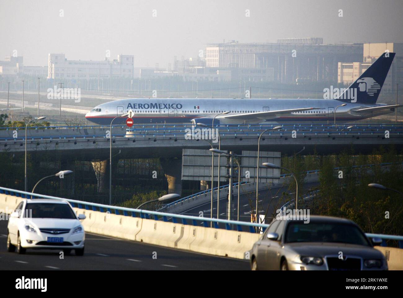 Bildnummer: 52994907 Datum: 29.04.2009 Copyright: imago/Xinhua Ankunft einer Boeing 777 der Aeromexico auf dem Flughafen Pudong in Shanghai - PUBLICATIONxNOTxINxCHN, Objekte , Landschaft; 2009, Shanghai, Cina, Schweinegrippe, Mexikogrippe, Mexiko Grippe, mexikanische, a/H1N1, compagnia aerea; , quer, Kbdig, totale, Transport, Logistik, Wirtschaft, Schriftzug, logos, , Luftfahrt, Verkehr, Gesundheit, Asien Bildnummer 52994907 Data 29 04 2009 Copyright Imago XINHUA arrivo a Boeing 777 l'Aero Mexico all'aeroporto Pudong di Shanghai PUBLICATIONxNOTxINxCHN Objects Landscape 2009 Shanghai Cina Foto Stock