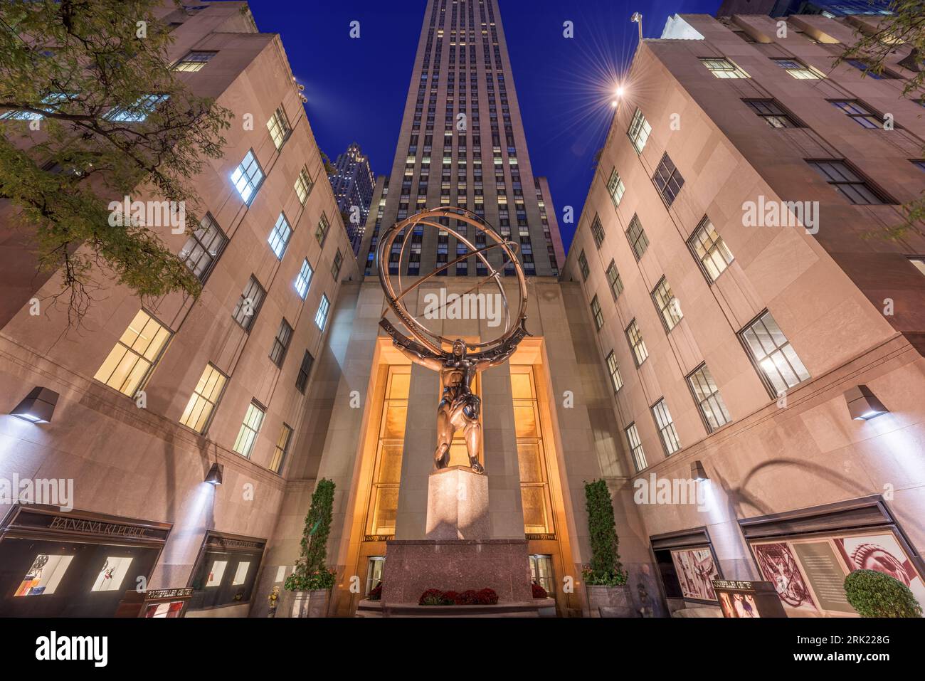 NEW YORK CITY - 2 NOVEMBRE 2016: La statua dell'Atlas al Rockefeller Center di New York. Foto Stock