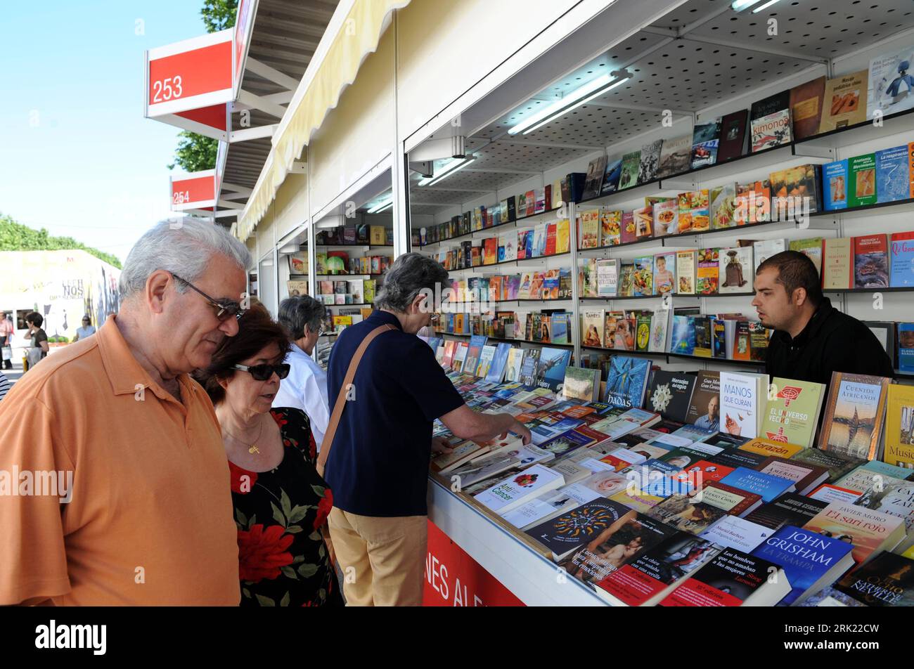 Bildnummer: 53035700 Datum: 29.05.2009 Copyright: imago/Xinhua Besucher vor einer Auslage mit Büchern - Eröffnung der Buchmesse in Madrid PUBLICATIONxNOTxINxCHN, Personen; 2009, Madrid, premiumd , Spanien Messe; , quer, Kbdig, Gruppenbild, , Europa Bildnummer 53035700 Data 29 05 2009 Copyright Imago XINHUA Visitors before a Delivery with Books Opening the Book Fair in Madrid PUBLICATIONxNOTxINxCHN People 2009 Madrid Premiumd Spain Trade Fair Horizontal Kbdig Group Photo Europe Foto Stock