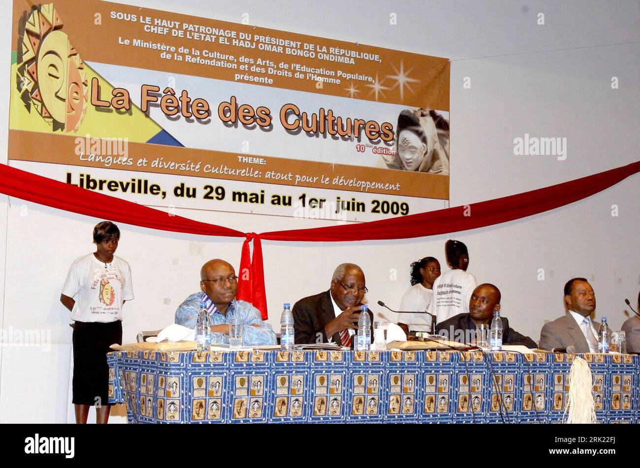 Bildnummer: 53036012 Datum: 29.05.2009 Copyright: imago/Xinhua Wissenschaftler während einer Pressekonferenz anlässlich der Eröffnung des Kulturfestival a Libreville - PUBLICATIONxNOTxINxCHN , Personen; 2009, Libreville, Gabun, Pressetermin, Kulturfestival, Festival, Schriftzug; , quer, Kbdig, Gruppenbild, Randbild, gente, Afrika Bildnummer 53036012 Data 29 05 2009 Copyright Imago XINHUA scienziati durante una conferenza stampa durante l'apertura dei festival culturali a Libreville PUBLICATIONxNOTxINxCHN persone 2009 Libreville Gabon Press call Cultural Festival emblema orizzontale Foto Stock