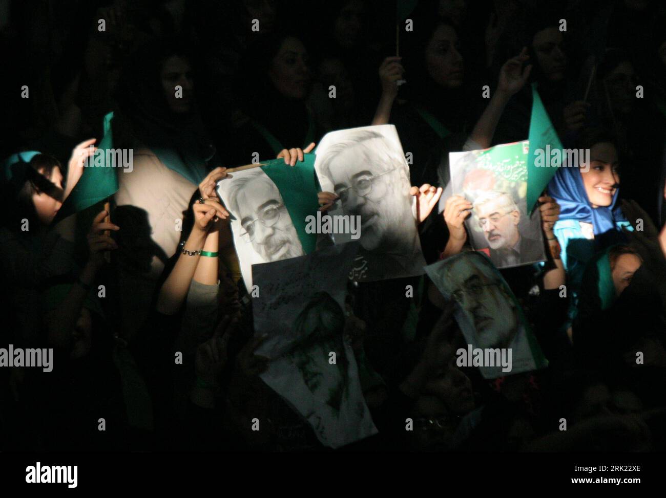 Bildnummer: 53039845 Datum: 31.05.2009 Copyright: imago/Xinhua Anhänger des Präsidentschaftskandidaten Mir-Hossein Mousavi (Iran) während einer Wahlkampfveranstaltung in Teheran - PUBLICATIONxNOTxINxCHN , Personen; 2009, Teheran, Politik , Wahlkampf, Präsidentschaftswahlen, Wahlen, Kandidat, foto, Plakat,; , quer, Kbdig, Gruppenbild, , People, Asien Bildnummer 53039845 Date 31 05 2009 Copyright Imago XINHUA Trailers i candidati presidenziali me Hossein Mousavi Iran durante un evento elettorale a Teheran PUBLICATIONxNOTxINxCHN People 2009 Teheran politica campagna elettorale Presidenti Foto Stock