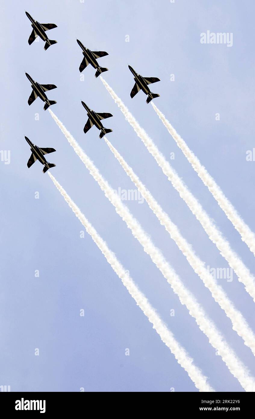 Bildnummer: 53040735 Datum: 02.06.2009 Copyright: imago/Xinhua Blue Impulse - Kunstflugstaffel der japanischen Luftwaffe während einer Flugshow zum 150. Jubiläum des Hafens a Yokohama - Japan PUBLICATIONxNOTxINxCHN, Objekte; 2009, Giappone, Kanagawa, Hafenfest, Flugshow, Militärflugzeug, Flugzeug, Flugstaffel, Kondensstreifen, Luftwaffe , Jubiläumsveranstaltungen, Hafen; hoch, Kbdig, Gruppenbild, Froschperspektive, Perspektive, , Militaer, Staat, , Asien Bildnummer 53040735 Data 02 06 2009 Copyright Imago XINHUA Blue Implicses Aerobatic team The Japanese Air Force during a Air Show to 15 Foto Stock