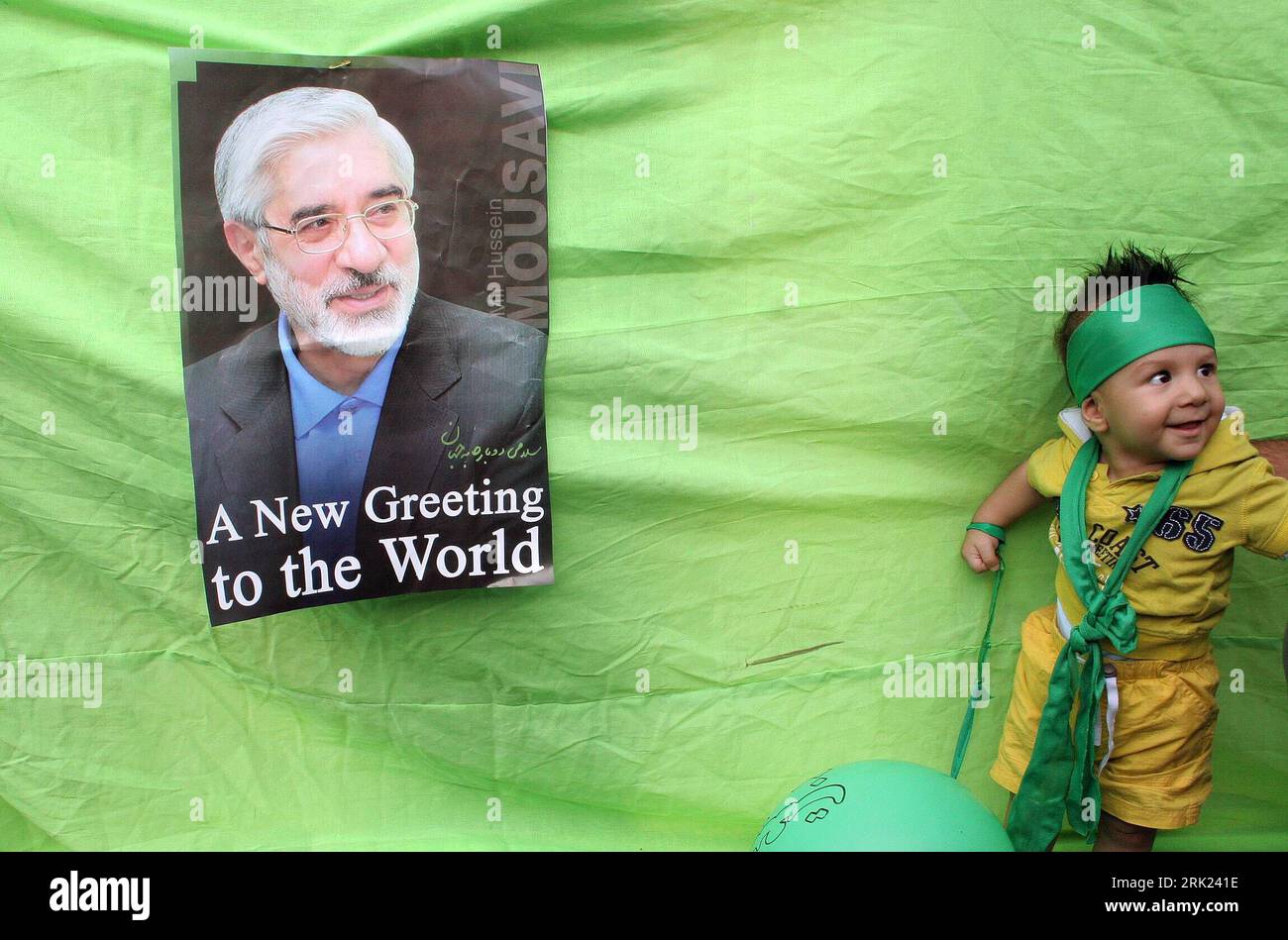 Bildnummer: 53078778 Datum: 08.06.2009 Copyright: imago/Xinhua Plakat mit Präsidentschaftskandidat Mir Hossein Mousavi in Teheran - PUBLICATIONxNOTxINxCHN, Objekte , Personen , Optimistisch; 2009, Teheran, Iran, Politik, Wahl, Wahlkampf, Präsidentschaftswahl, Präsidentschaftskandidat, kind, Plakat; quer, Kbdig, Einzelbild, Randbild, gente, Asien Bildnummer 53078778 Data 08 06 2009 Copyright Imago XINHUA Billboard with Presidential Candidate me Hossein Mousavi a Teheran PUBLICATIONxNOTxINxCHN Objects People Optimistic 2009 Teheran Iran politica scelta elettorale elezione presidenziale Foto Stock