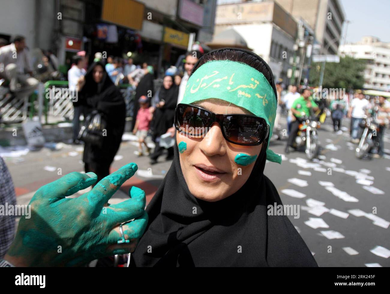 Bildnummer: 53090424 Datum: 10.06.2009 Copyright: imago/Xinhua Frau mit grünem Stirnband und Schminke auf einer Wahlkampfveranstaltung für Präsidentschaftskandidat Mir-Hossein Mousavi (Iran) in Teheran PUBLICATIONxNOTxINxCHN , Personen; 2009, Teheran, Iran, Wahl, Präsidentschaftswahl , Wahlkampf , highlight , premiumd; , quer, Kbdig, Einzelbild, close, , Politik, Asien Bildnummer 53090424 Data 10 06 2009 Copyright Imago XINHUA Woman with green Headband e Schminke su un evento elettorale per il candidato presidenziale me Hossein Mousavi Iran a Teheran PUBLICATIONxNOTxINxCHN persone 2 Foto Stock