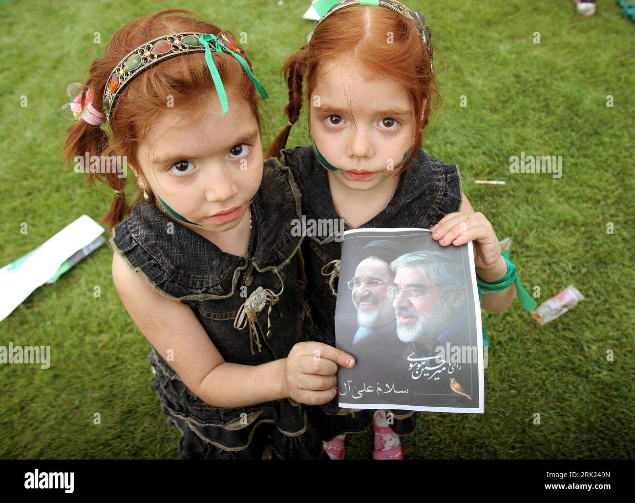 Bildnummer: 53090477 Datum: 10.06.2009 Copyright: imago/Xinhua Rothaarige Zwillinge mit einem Bild von Präsidentschaftskandidat Mir-Hossein Mousavi (Iran) a Teheran PUBLICATIONxNOTxINxCHN , Personen , Objekte; 2009, Teheran, Iran, Wahl, Präsidentschaftswahl , Wahlkampf , highlight , Premiumd , kind Mädchen; , quer, Kbdig, Gruppenbild, Close, Politik, Asien Bildnummer 53090477 Data 10 06 2009 Copyright Imago XINHUA Redhead Twins with a Picture from Presidential Candidate me Hossein Mousavi Iran in Teheran PUBLICATIONxNOTxINxCHN People Objects 2009 Teheran Iran Choice Presidential Elec Foto Stock