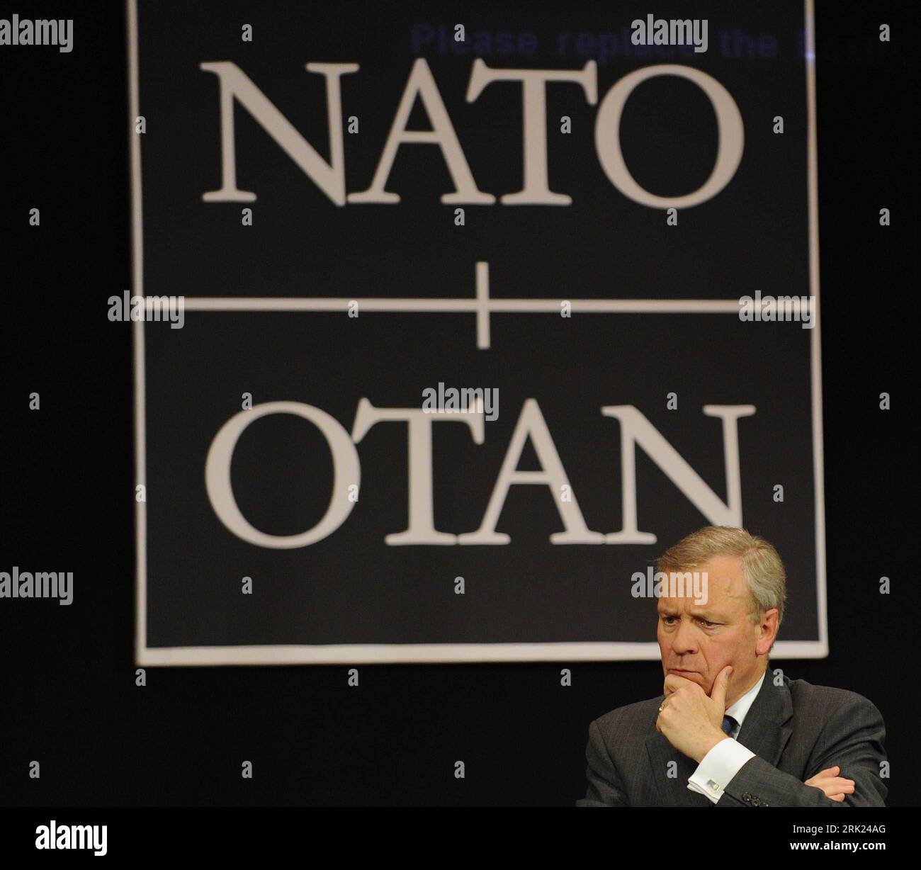 NATO-Generalsekretär Jaap de Hoop Scheffer (Niederlande) während einer Pressekonferenz zum Beschluss der Verringerung des KFOR-Kontingents in Brüssel PUBLICATIONxNOTxINxCHN Foto Stock