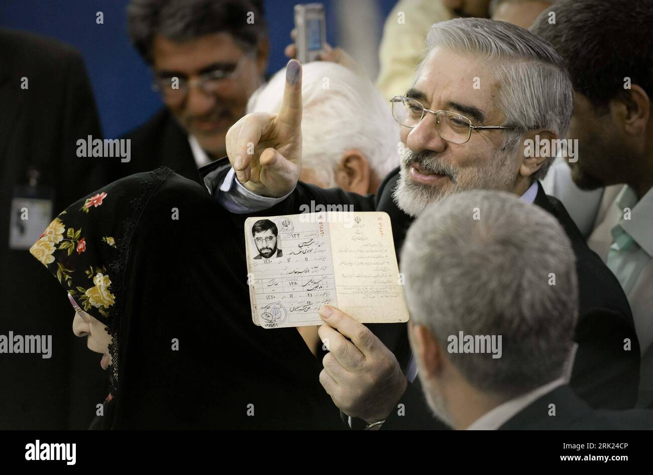 Bildnummer: 53097170 Datum: 12.06.2009 Copyright: imago/Xinhua Präsidentschaftskandidat Mir-Hossein Mousavi (Iran) zeigt seine Wahlkarte anlässlich seiner Stimmabgabe im Rahmen der Präsidentschaftswahlen in Teheran PUBLICATIONxNOTxINxCHN, Personen , Optimistisch; 2009, Iran, Teheran, Politik, Wahl, Präsidentschaftswahl; quer, Kbdig, Einzelbild, Randbild, People Bildnummer 53097170 Date 12 06 2009 Copyright Imago XINHUA Presidential Candidate me Hossein Mousavi Iran mostra la sua mappa elettorale durante i suoi voti in Frame le elezioni presidenziali a Teheran PUBLICATIONxNOTxINxCHN People optim Foto Stock