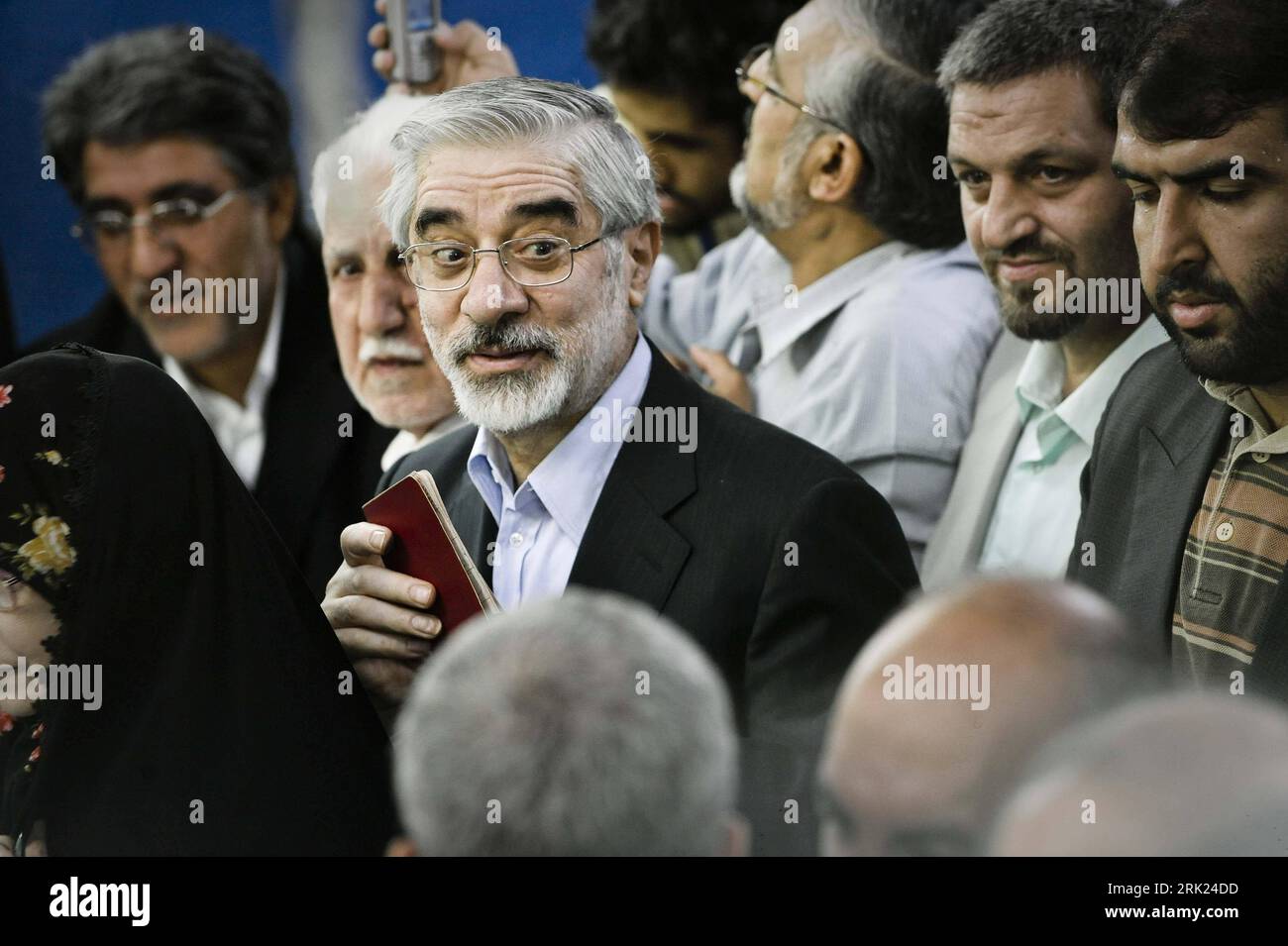 Bildnummer: 53097168 Datum: 12.06.2009 Copyright: imago/Xinhua Präsidentschaftskandidat Mir-Hossein Mousavi (Iran) während der Stimmabgabe im Rahmen der Präsidentschaftswahlen in Teheran PUBLICATIONxNOTxINxCHN, Personen; 2009, Iran, Teheran, Politik, Wahl, Präsidentschaftswahl; , quer, Kbdig, Einzelbild, Randbild, People Bildnummer 53097168 Date 12 06 2009 Copyright Imago XINHUA Presidential Candidate me Hossein Mousavi Iran durante le votazioni in frame le elezioni presidenziali a Teheran PUBLICATIONxNOTxINxCHN People 2009 Iran Teheran politica Choice Presidenziale Horizontal Kbdig Foto Stock
