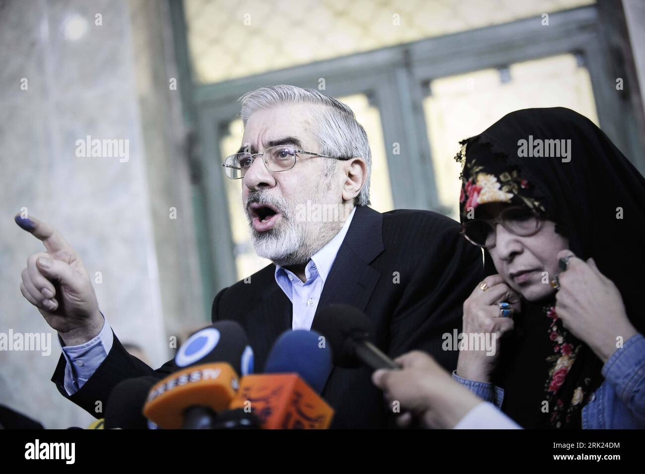 Bildnummer: 53097166 Datum: 12.06.2009 Copyright: imago/Xinhua Präsidentschaftskandidat Mir-Hossein Mousavi (Iran) mit Ehefrau Zahra während einer Pressekonferenz nach seiner Stimmabgabe im Rahmen der Präsidentschaftswahlen in Teheran PUBLICATIONxNOTxINxCHN, Personen; 2009, Iran, Teheran, Politik, Wahl, Präsidentschaftswahl, Familie, Frau, Pressekonferenz , Pressetermin; , quer, Kbdig, Gruppenbild, Randbild, People Bildnummer 53097166 Data 12 06 2009 Copyright Imago XINHUA candidato presidenziale me Hossein Mousavi Iran con la moglie Zahra durante una conferenza stampa dopo i suoi voti in Frame th Foto Stock