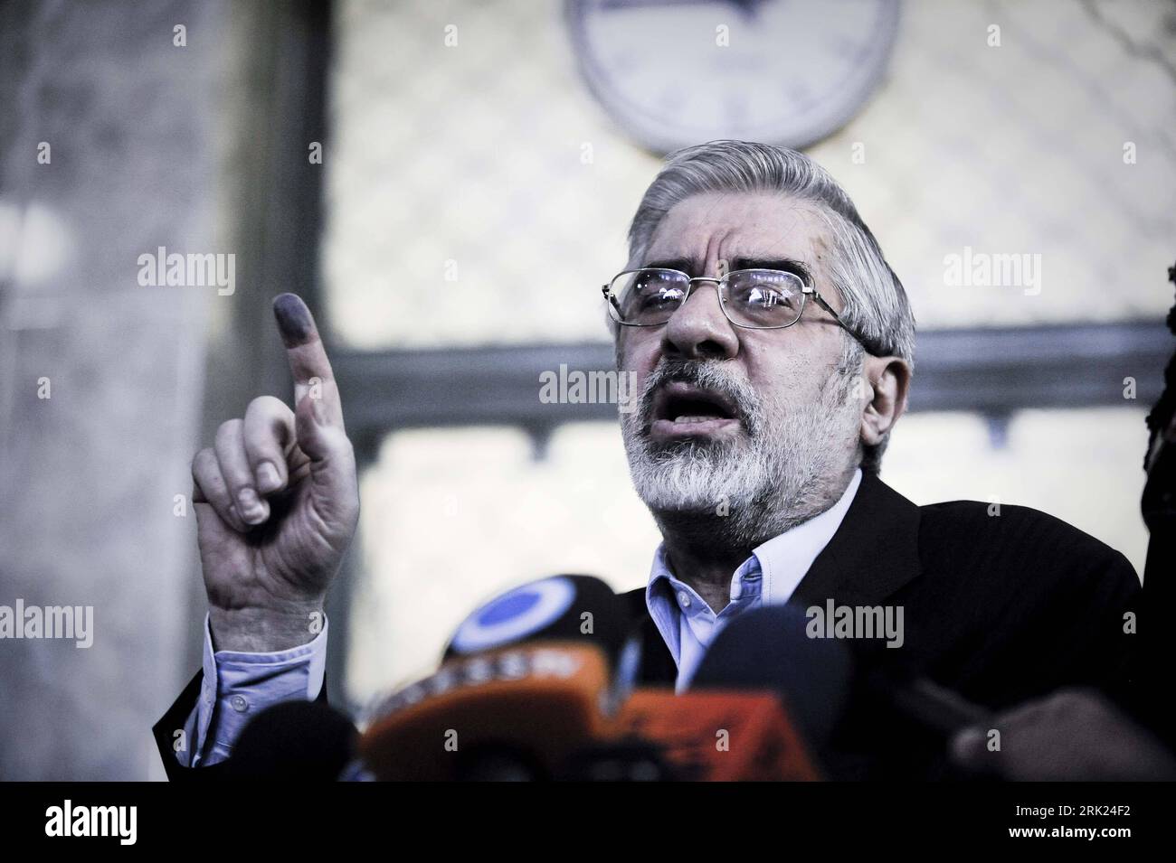 Bildnummer: 53097175 Datum: 12.06.2009 Copyright: imago/Xinhua Präsidentschaftskandidat Mir-Hossein Mousavi (Iran) während einer Pressekonferenz anlässlich seiner Stimmabgabe im Rahmen der Präsidentschaftswahlen in Teheran PUBLICATIONxNOTxINxCHN, Personen; 2009, Iran, Teheran, Politik, Wahl, Präsidentschaftswahl, Pressekonferenz , Pressetermin; , quer, Kbdig, Einzelbild, Randbild, persone Bildnummer 53097175 Data 12 06 2009 Copyright Imago XINHUA candidato presidenziale me Hossein Mousavi Iran durante una conferenza stampa durante i suoi voti in Frame le elezioni presidenziali a Teheran PUBLICAT Foto Stock
