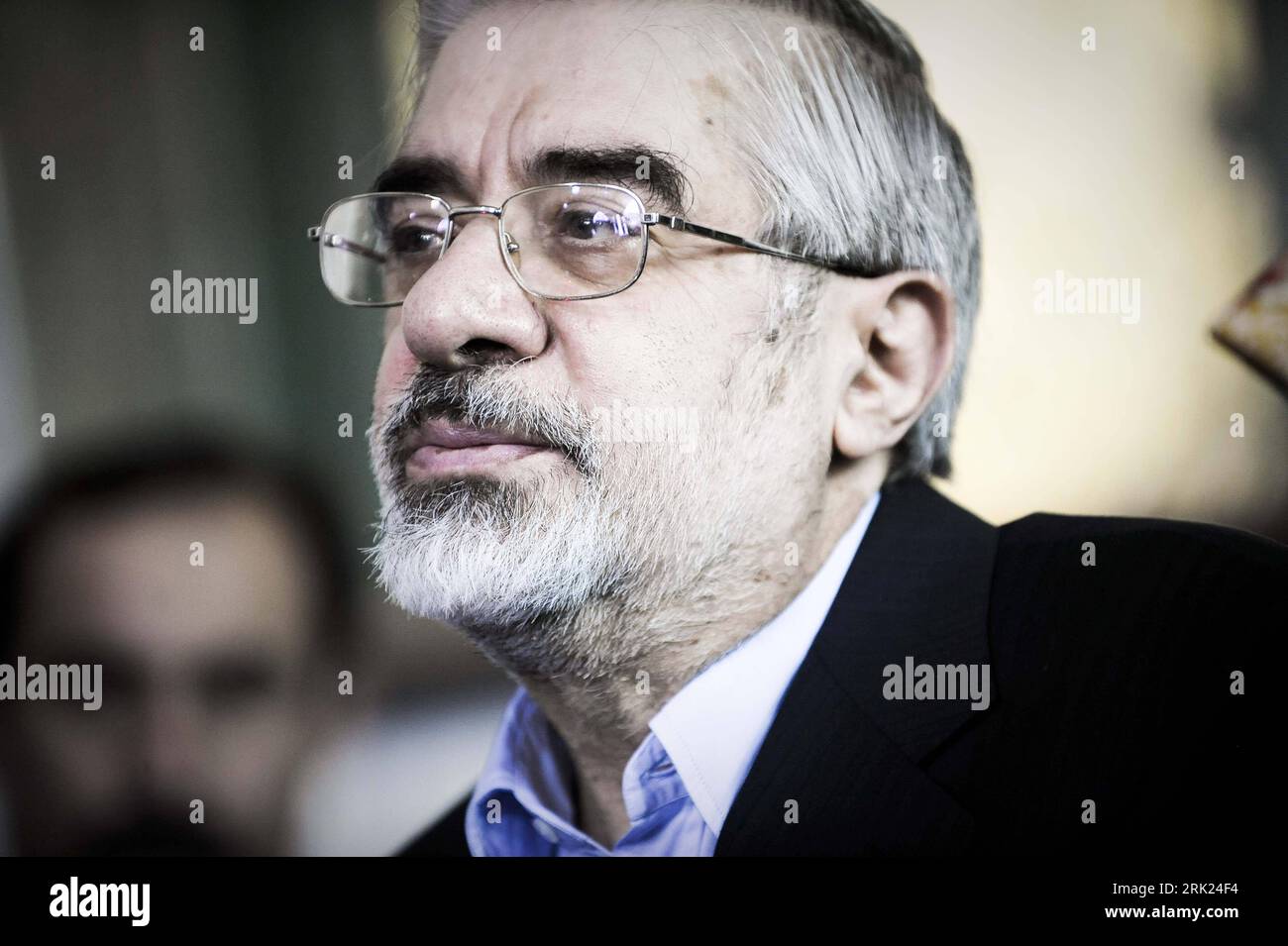 Bildnummer: 53097176 Datum: 12.06.2009 Copyright: imago/Xinhua Präsidentschaftskandidat Mir-Hossein Mousavi (Iran) während einer Pressekonferenz anlässlich seiner Stimmabgabe im Rahmen der Präsidentschaftswahlen in Teheran PUBLICATIONxNOTxINxCHN, Personen; 2009, Iran, Teheran, Politik, Wahl, Präsidentschaftswahl, Pressekonferenz , Pressetermin; , quer, Kbdig, Porträt, Randbild, persone Bildnummer 53097176 Data 12 06 2009 Copyright Imago XINHUA candidato presidenziale me Hossein Mousavi Iran durante una conferenza stampa durante i suoi voti in Frame le elezioni presidenziali a Teheran PUBBLICAZIONE Foto Stock