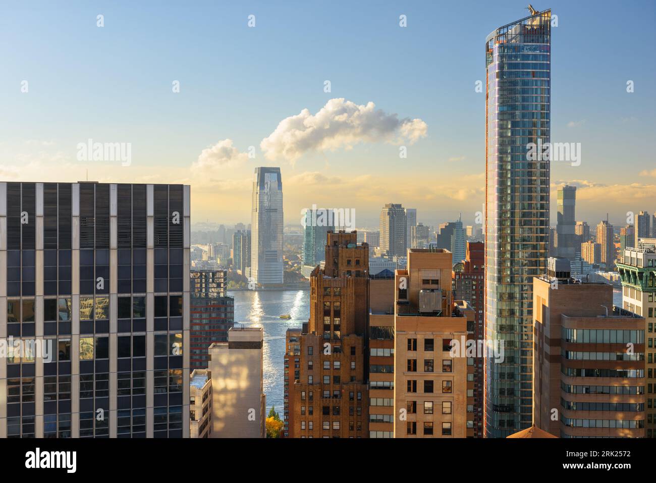 Lower Manhattan di fronte al fiume Hudson e Exchange Place, New Jersey. Foto Stock