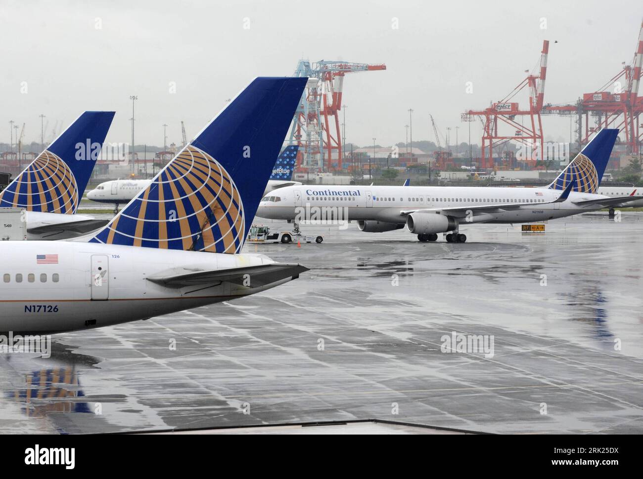 Bildnummer: 53127820 Datum: 18.06.2009 Copyright: imago/Xinhua Passagiermaschinen der Continental Airlines am Internationalen Flughafen - Newark Liberty - nel New Jersey: während des Fluges an Bord einer Boeing 777 Starb der Pilot, Die Maschine mit 247 Passagieren konnte dennoch unversehrt in New Jersey gelandet werden - PUBLICATIONxNOTxINkCHN; 2009, New Jersey, Stati Uniti, Flughafen, Tod, Pilot, Flugzeug, premiumd; , quer, Kbdig, totale, Transport, Logistik, Wirtschaft, , Luftfahrt, Verkehr, , Nordamerika Bildnummer 53127820 Data 18 06 2009 Copyright Imago XINHUA Passenger machine Foto Stock