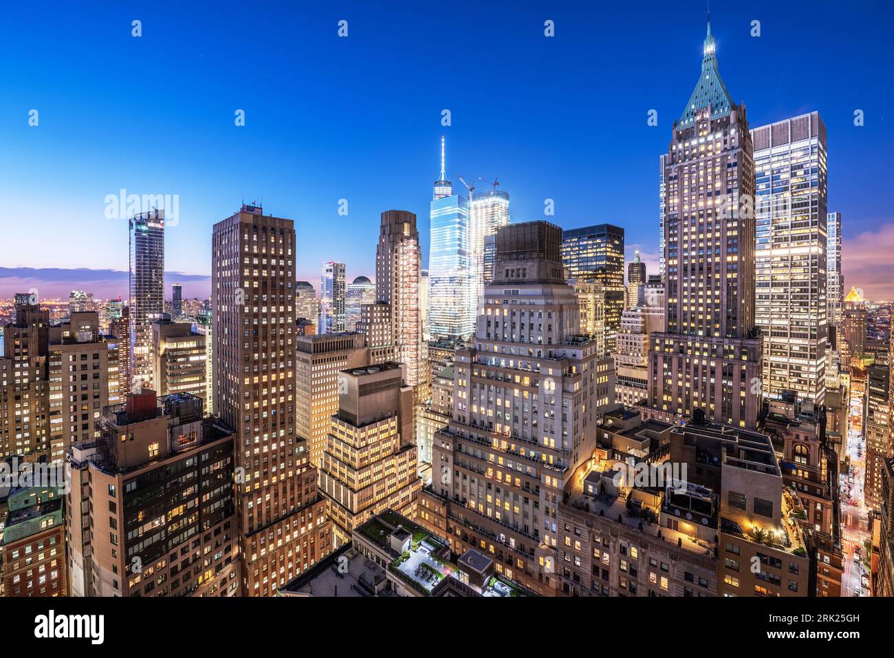 New York, New York, USA la parte inferiore di Manhattan Financial District cityscape da sopra al crepuscolo. Foto Stock