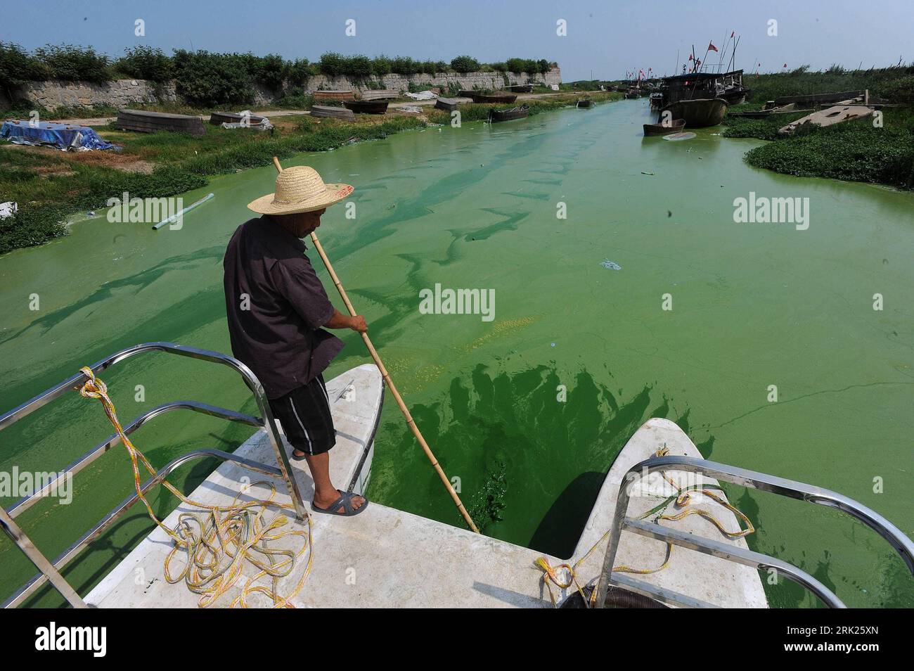 Bildnummer: 53138695 Datum: 19.06.2009 Copyright: imago/Xinhua Arbeiter auf einem Säuberungsboot kämpft gegen die Algenplage auf dem Chaohu SEE in Yicheng - PUBLICATIONxNOTxINxCHN, Personen , Landschaft , premiumd; 2009, Yicheng, Cina, vedi, Boot, Alge, Algen, Umweltverschmutzung, Wasserverschmutzung, Plage, Säuberung; , quer, Kbdig, Einzelbild, Wasser, Oekologie, Gesellschaft, Asien Bildnummer 53138695 Data 19 06 2009 Copyright Imago XINHUA Workers on a Cleaning up the boat combatte contro la peste delle alghe sul lago Chaohu a Yicheng PUBLICATIONxNOTxINxCHN People Landscape Premiumd Foto Stock