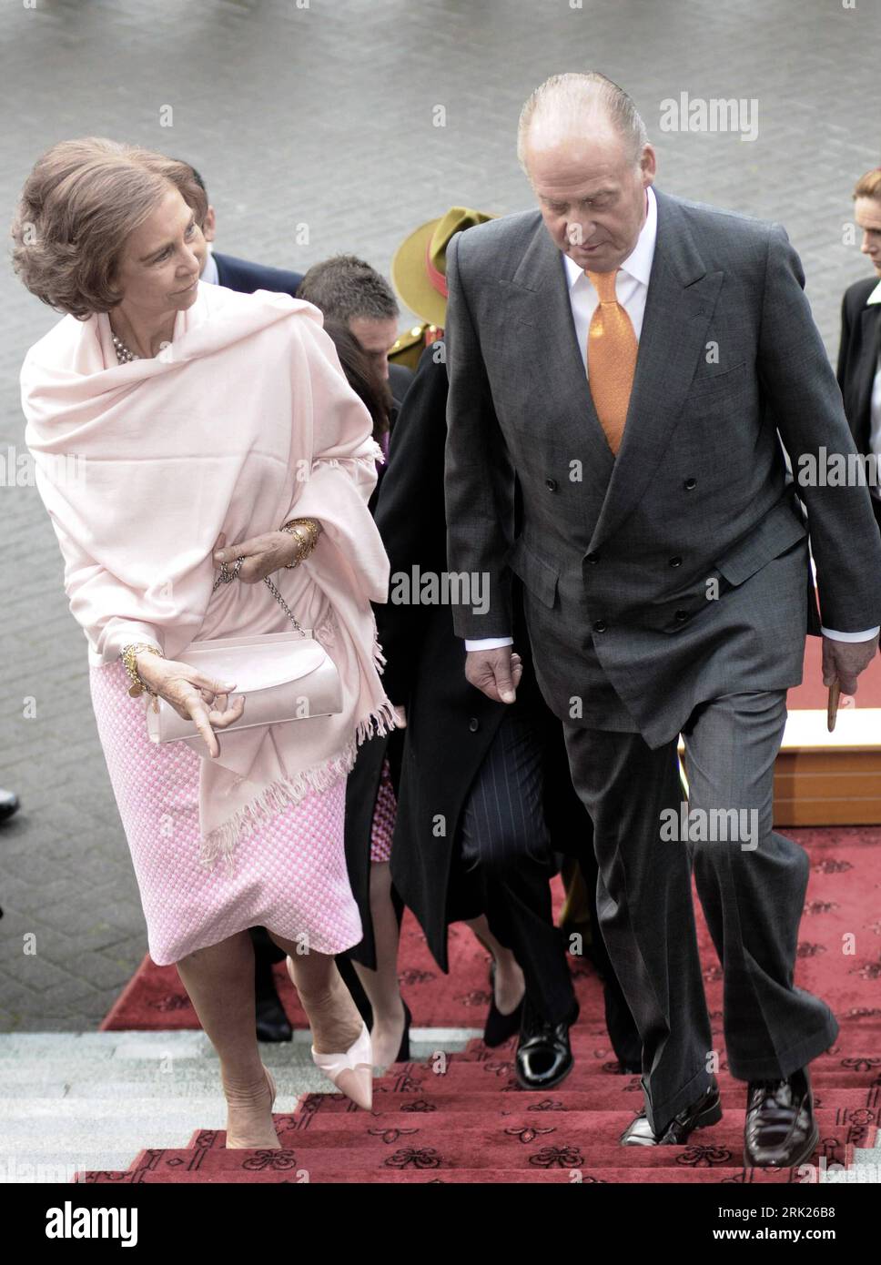 Bildnummer: 53150466 Datum: 23.06.2009 Copyright: imago/Xinhua König Juan Carlos von Spanien und Königin Sofia anlässlich eines Besuches in Wellington PUBLICATIONxNOTxINxCHN, Personen , premiumd; 2009, Wellington, Pressetermin, Adel, Frau, Mann, Ehefrau, Ehemann, Familie, spanisches Königshaus; , hoch, Kbdig, Gruppenbild, Randbild, People Bildnummer 53150466 Data 23 06 2009 Copyright Imago XINHUA Re Juan Carlos dalla Spagna e Regina Sofia durante una visita a Wellington PUBLICATIONxNOTxINxCHN People Premiumd 2009 Wellington Press Call Adel donna uomo moglie marito famiglia reale spagnola V Foto Stock