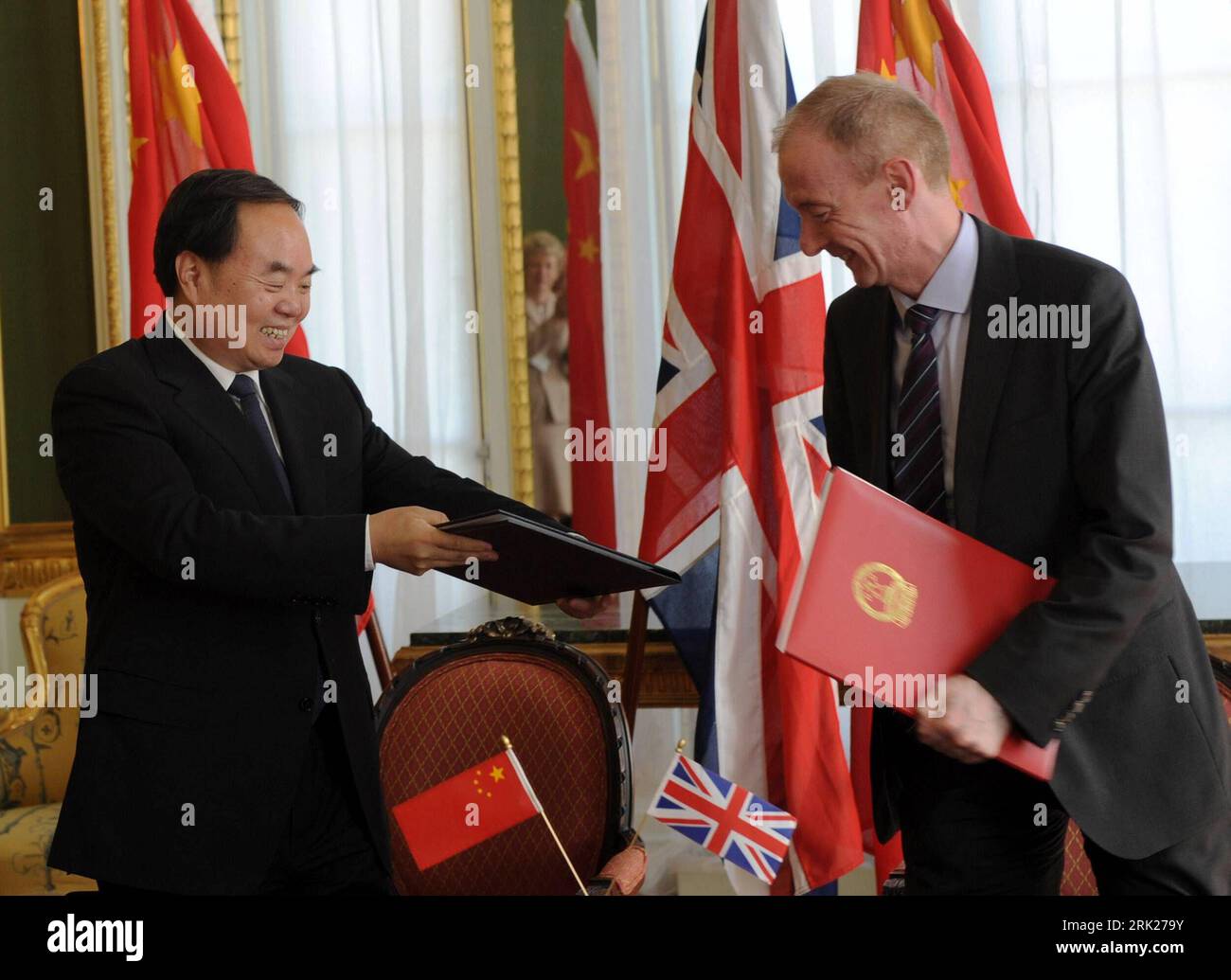 Bildnummer: 53152931 Datum: 24.06.2009 Copyright: imago/Xinhua Bildungsminister Zhou Ji (li., Cina) und Pat McFadden (Großbritannien/Minister for Business, Innovation and Skills) anlässlich einer Vertragsunterzeichnung a Londra PUBLICATIONxNOTxINxCHN, Personen , premiumd; 2009, Londra, Pressetermin, Politik, Mac, Mc, Fadden, Mac Fadden; , quer, Kbdig, Gruppenbild, Close, Randbild, People Bildnummer 53152931 Data 24 06 2009 Copyright Imago XINHUA Ministro dell'istruzione Zhou ji ha lasciato la Cina e Pat McFadden Ministro britannico per l'innovazione e LE COMPETENZE aziendali durante una firma del contratto a lo Foto Stock