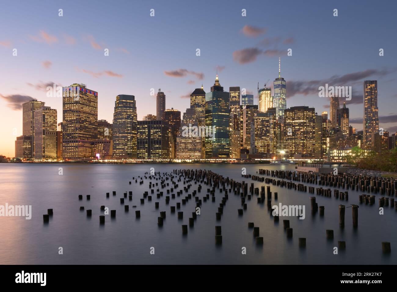 New York, New York, Stati Uniti d'America skyline del centro al tramonto su East River. Foto Stock