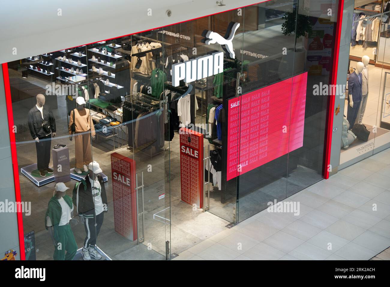 Almaty, Kazakistan - 17 agosto 2023: Negozio al dettaglio Puma nel centro commerciale. Marchio di calzature Foto Stock