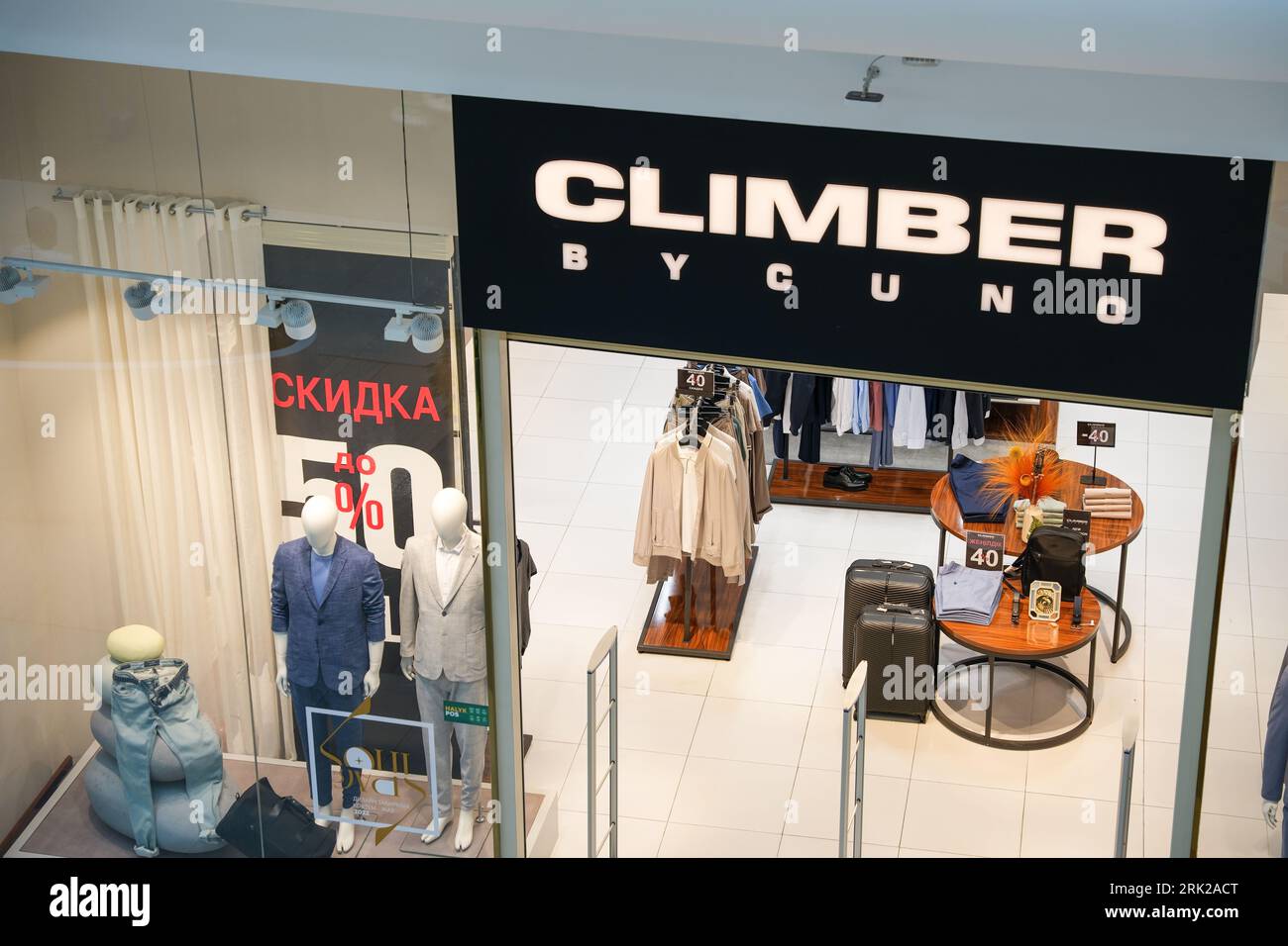 Almaty, Kazakistan - 17 agosto 2023: Negozio Climber B.C. nel centro commerciale. Marchio di abbigliamento maschile Foto Stock