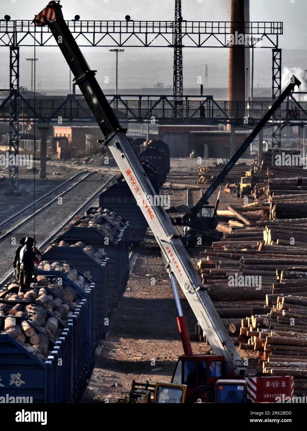 Bildnummer: 53155729 Datum: 19.04.2009 Copyright: imago/Xinhua pile di tronchi provenienti dalla Russia devono essere caricati sui treni a Manzhouli, il più grande porto interno della Cina regione autonoma della Mongolia interna, 16 aprile 2009. Wirtschaft kbdig Züge Transport, Logistik, Innere hoch ie Bildnummer 53155729 Data 19 04 2009 Copyright Imago XINHUA pile di tronchi dalla Russia devono essere CARICATI SUI treni a Manzhouli il più grande porto nazionale della Cina regione autonoma della Mongolia interna 16 aprile 2009 economia treni Kbdig trasporti Logistica verticale interno ie Foto Stock