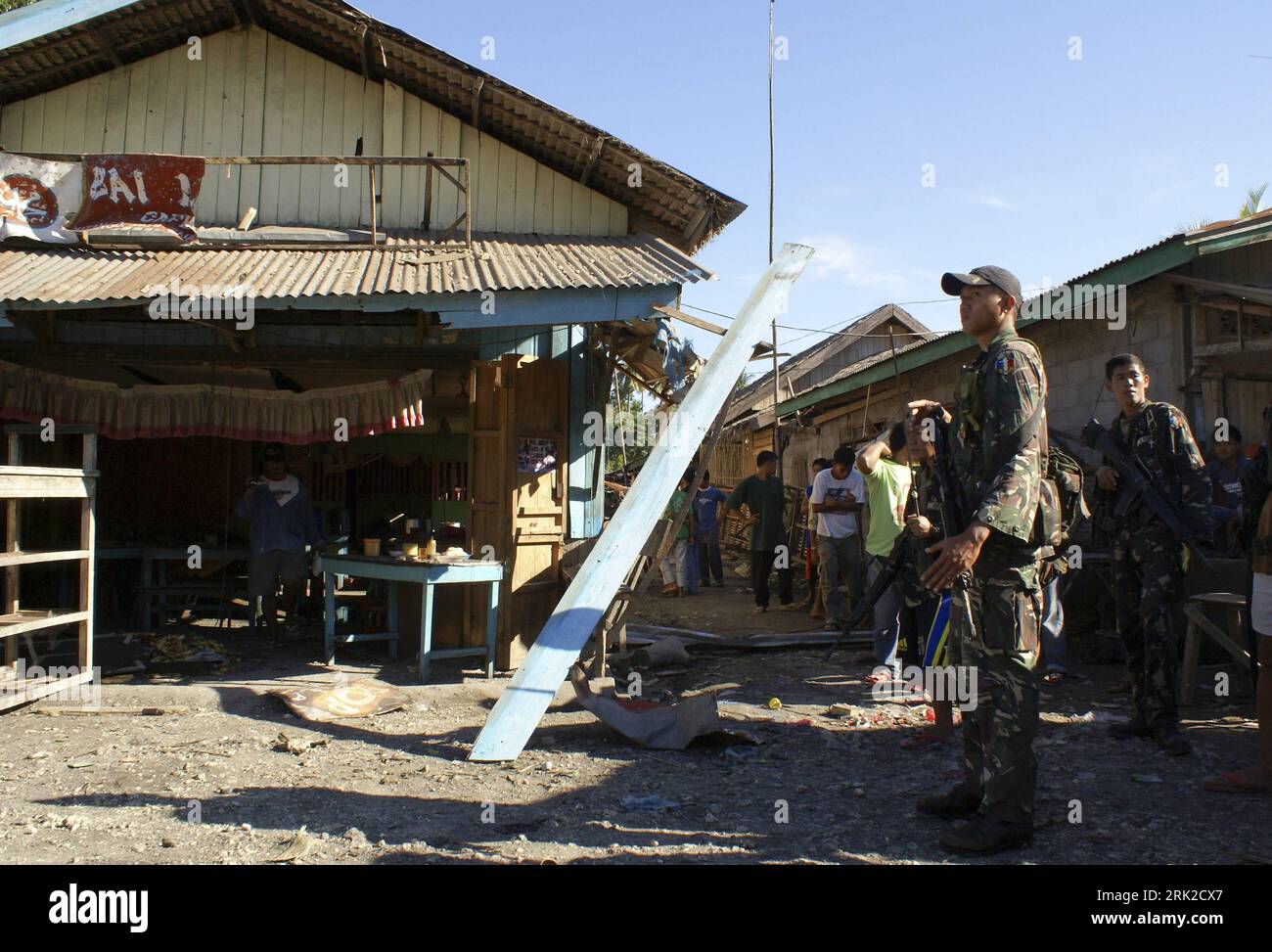 Bildnummer: 53166509 Datum: 29.06.2009 Copyright: imago/Xinhua Soldaten sichern den Schauplatz einer heftigen Bombenexplosion in einem Restaurant in Kitango auf den Philippinen - PUBLICATIONxNOTxINxCHN , Personen , Landschaft , premiumd; 2009, Kitango, Datu Saudi Amputuan, Maguindanao, Philippinen, Explosion, Bombenanschlag, Anschlag, Soldat, Sicherheit; quer, Kbdig, totale, , Militaer, Staat, Gesellschaft, Asien Bildnummer 53166509 Data 29 06 2009 Copyright Imago XINHUA Soldiers Save the Scene a Violent Bomb explosion in a Restaurant in Kitango on the Philippines PUBLICATIONxNOTxINxC Foto Stock