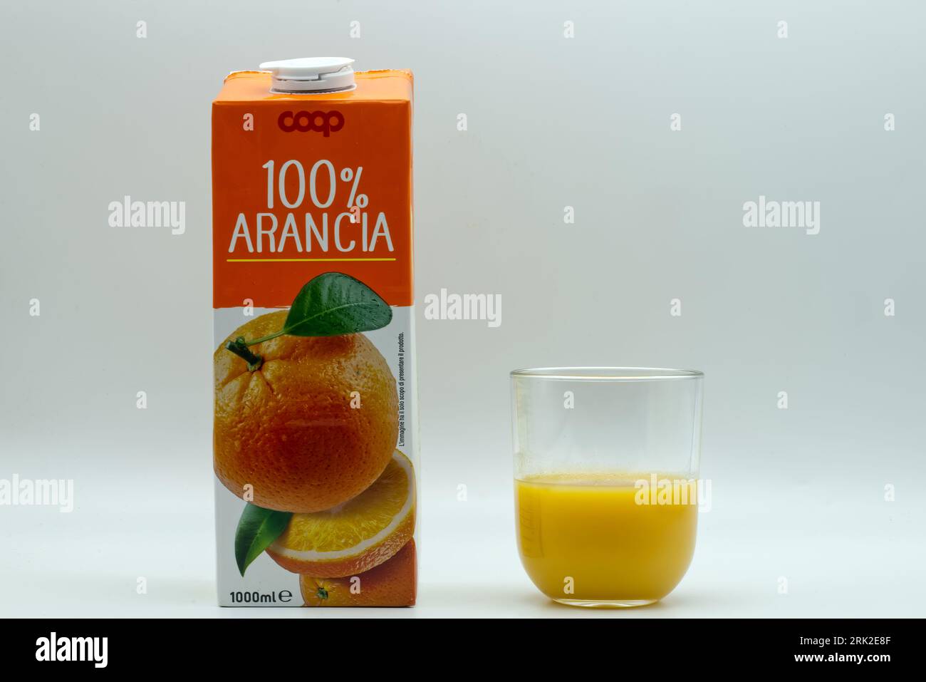 Succo d'arancia Coop italiano. Etichetta per flaconi, confezione in cartone tetrapack. Foto Stock