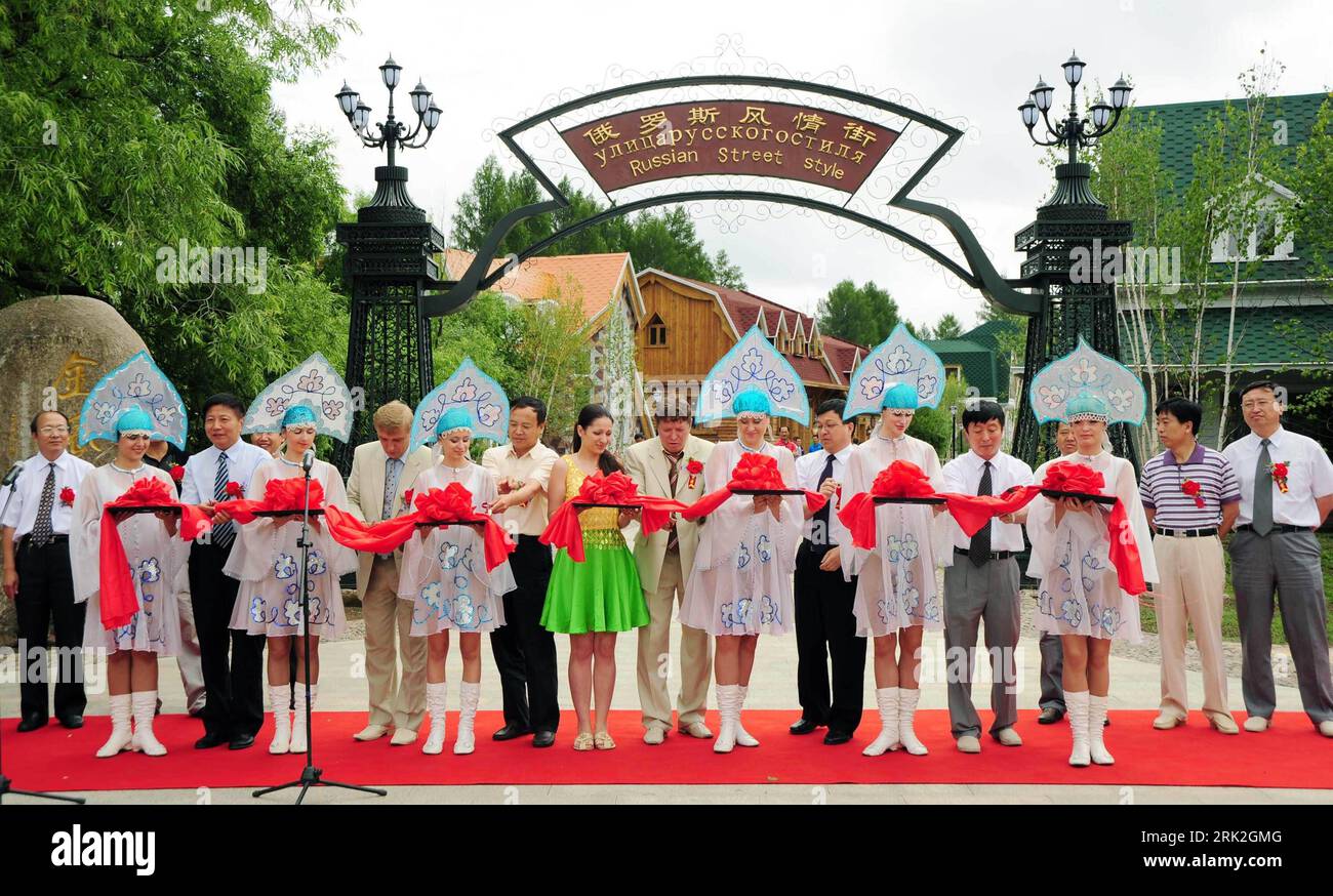 Bildnummer: 53187730 Datum: 09.07.2009 Copyright: imago/Xinhua (090709) -- HEIHE, 9 luglio 2009 (Xinhua) -- gli ospiti onorati hanno tagliato il nastro per la cerimonia di apertura del Russian Street Style nella città di Heihe nella provincia di Heilongjiang, 9 luglio 2009. Coprendo un'area di 12.000 metri quadrati, la strada presenta architetture russe come sale da pranzo musicali, panetterie, bar e case russe. (Xinhua/Qiu Qilong) (zsc) #(1)CHINA-HEILONGJIANG-RUSSIAN STREET (CN) PUBLICATIONxNOTxINxCHN Reisen kbdig xdp 2009 quer Bildnummer 53187730 Data 09 07 2009 Copyright Imago XINH Foto Stock