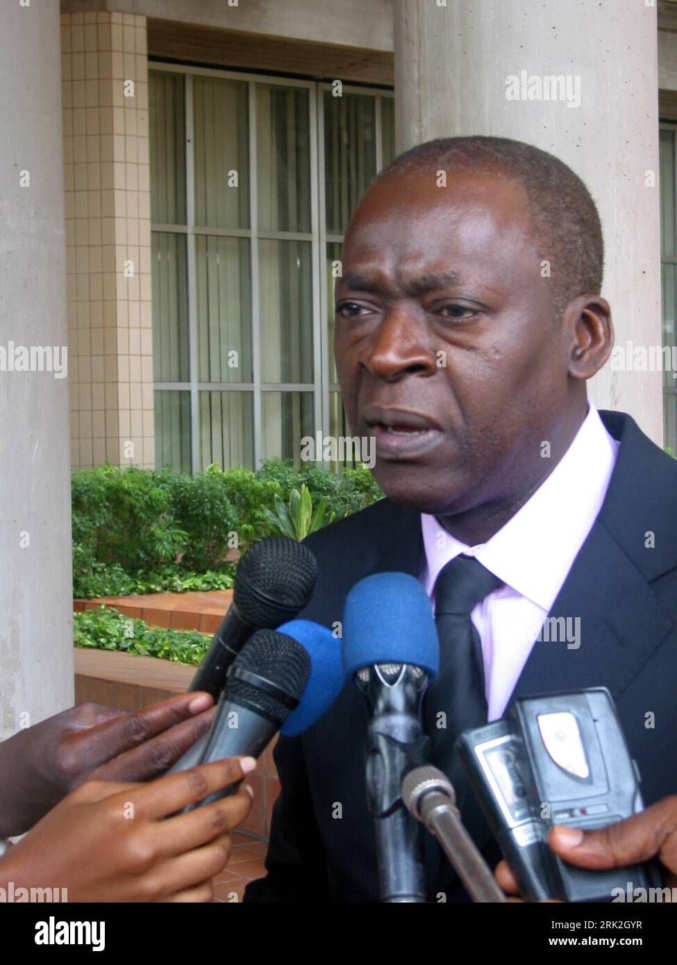Bildnummer: 53190904 Datum: 10.07.2009 Copyright: imago/Xinhua (090710) -- LOME, 10 luglio 2009 (Xinhua) -- Abdoulaye Bio Tchane, presidente della West African Development Bank (BOAD), risponde alle domande dei giornalisti a Lomé, capitale del Togo, 9 luglio 2009. Giovedì è stato aperto un seminario sull'Unione economica e monetaria dell'Africa occidentale e sul mercato dei mutui. (Xinhua/Koffi Tovor) (dzl) TOGO-LOME-BOAD-BIO TCHANE PUBLICATIONxNOTxINxCHN People Politik kbdig xub 2009 hoch o0 Wirtschaft Bildnummer 53190904 Date 10 07 2009 Copyright Imago XINHUA 090710 Lomé July 10 2009 XINHUA Abdoulaye B. Foto Stock