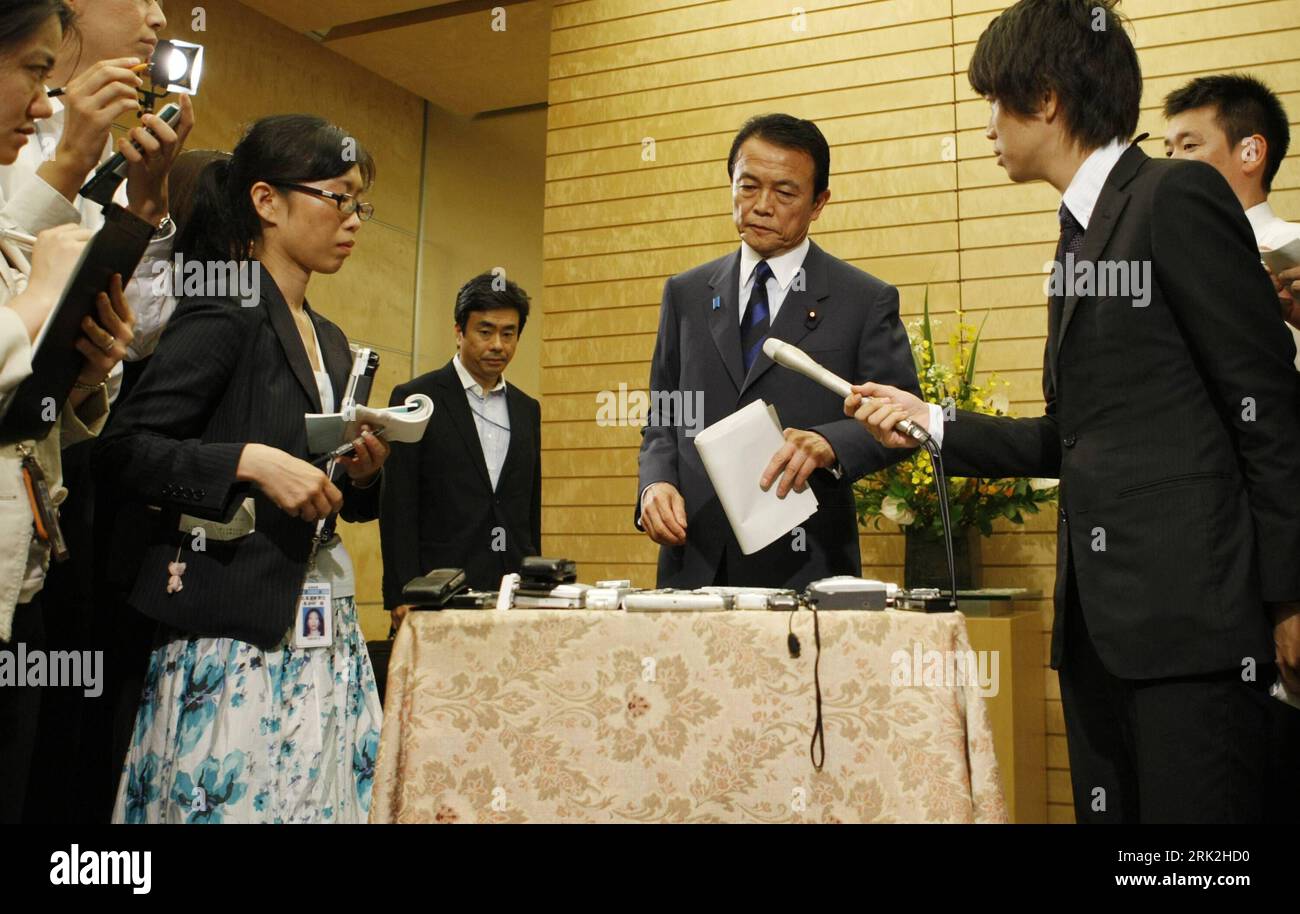 Bildnummer: 53196393 Datum: 13.07.2009 Copyright: imago/Xinhua (090713) -- TOKYO, 13 luglio 2009 (Xinhua) -- il primo ministro giapponese Taro Aso (C) risponde alle domande dei giornalisti a Tokyo, Giappone, 13 luglio 2009. L'ASO ha concordato lunedì con i legislatori anziani del suo Partito Liberal Democratico (LDP) che la camera bassa sarà sciolta il 21 luglio per le elezioni generali del 30 agosto. (Xinhua/Ren Zhenglai) (hdt) (3)GIAPPONE-TARO ASO-ELEZIONI GENERALI PUBLICATIONxNOTxINxCHN People Politik premiumd kbdig xsk 2009 quer Premier, Wahlen, Auflösung, vorgezogene, Pressetermin Bildnummer 53196 Foto Stock