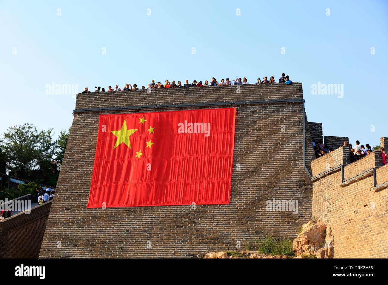 Città di Qinhuangdao, Cina - 4 ottobre 2018: Un'enorme bandiera rossa a cinque stelle è appesa alla grande Muraglia, città di Qinhuangdao, provincia di Hebei, Cina Foto Stock