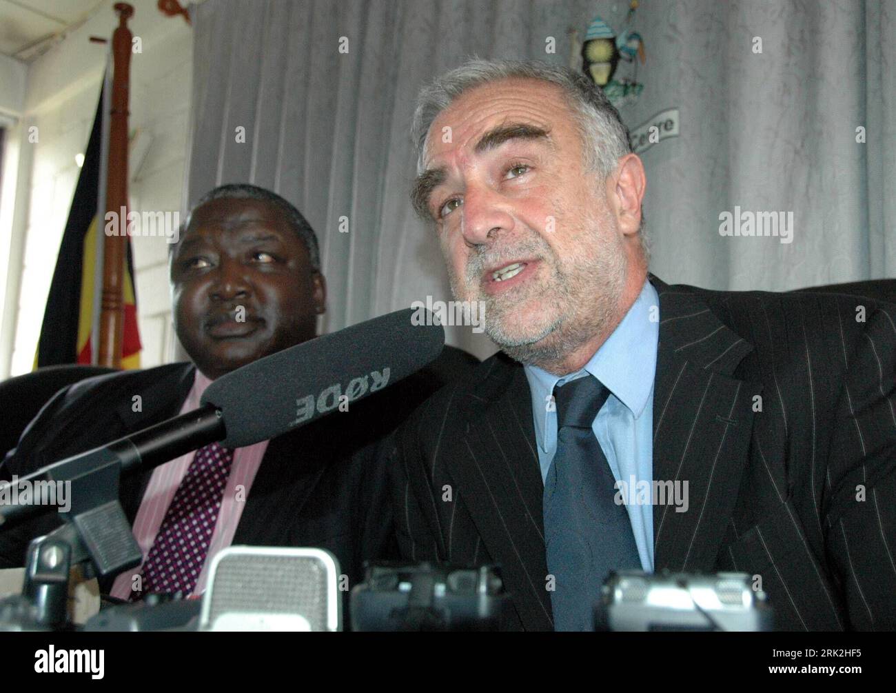 Bildnummer: 53196586 Datum: 13.07.2009 Copyright: imago/Xinhua (090714) -- KAMPALA, 14 luglio 2009 (Xinhua) -- Procuratore della Corte penale internazionale (ICC), Luis Moreno-Ocampo (R) e il Ministro di Stato Uganda per gli affari internazionali Okello Oryem partecipano a un briefing stampa presso l'Uganda Media Center a Kampala, Uganda, 13 luglio 2009. Il procuratore in visita ha affermato che è obbligo legale dell'Uganda arrestare il presidente sudanese Omar el Bashir quando visita il paese dell'Africa orientale. Bashir visiterà l'Uganda il 26 luglio per partecipare al dialogo Smart Partnership. (Xinhua/R Foto Stock