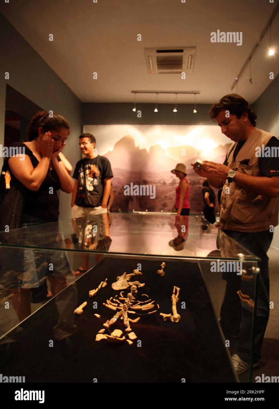 Bildnummer: 53198035 Datum: 14.07.2009 Copyright: imago/Xinhua (090714) -- ALGERI, 14 luglio 2009 (Xinhua) -- i visitatori guardano il fossile di Lucy nel Museo Bardo di Algeri durante il secondo Festival culturale panafricano ad Algeri, capitale dell'Algeria, 14 luglio 2009. Lucy è il nome comune dello scheletro completo al 40% di un esemplare di Australopithecus afarensis scoperto in Etiopia nel 1974, che si stima abbia vissuto 3,2 milioni di anni fa. Le ossa fossili sono ora in Algeria in mostra itinerante. (Xinhua/Yin KE) (hdt) (1)ALGERIA-PAN AFRICAN-CULTURAL FESTIVAL-LUCY-AUSTRALO Foto Stock